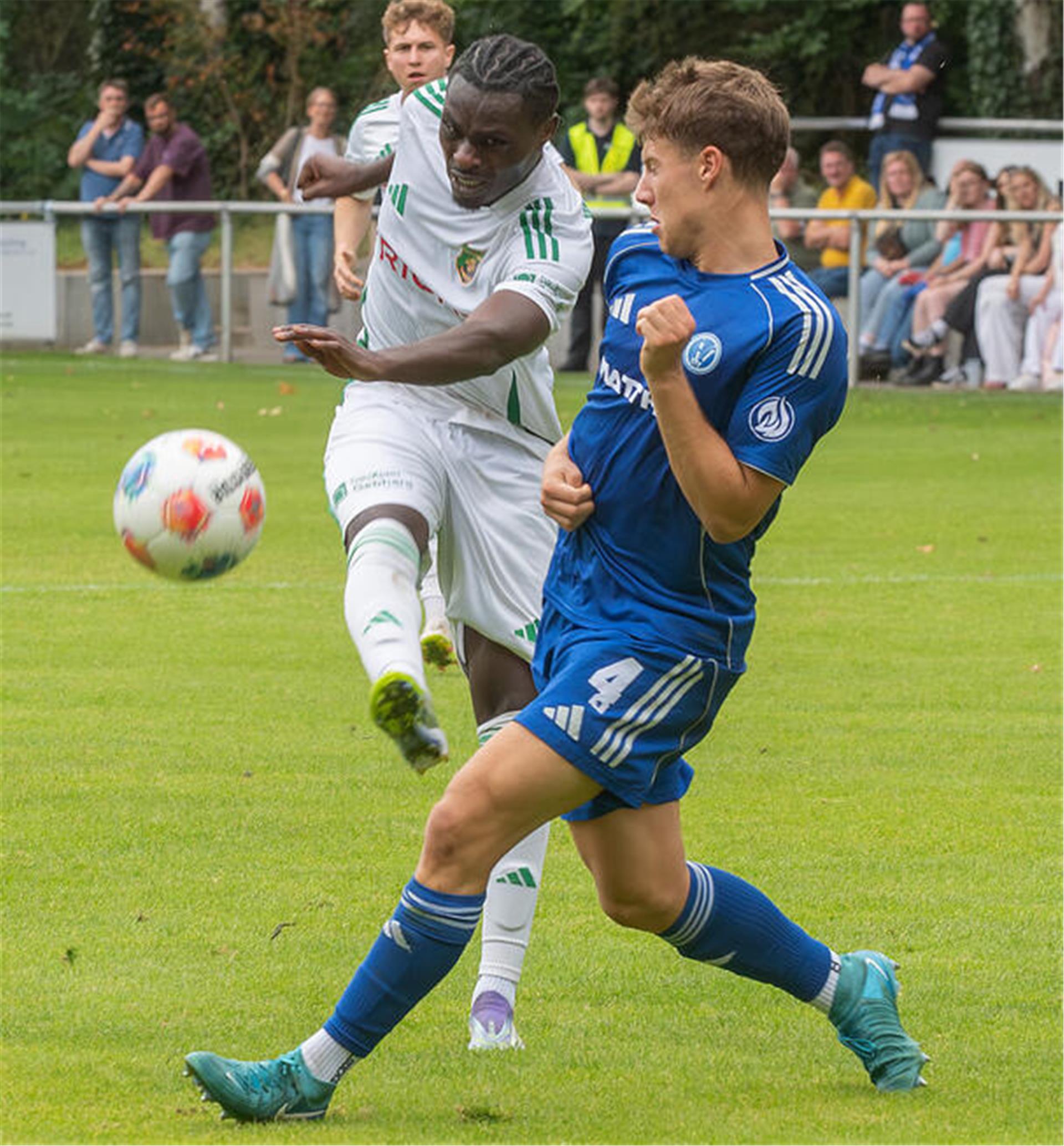 Heeslingen besiegt Verden im Derby mit 3:2 Terry Becker sorgte immer wieder für Gefahr im Verdener Strafraum. In dieser Szene verfehlt er das Ziel aber knapp.
