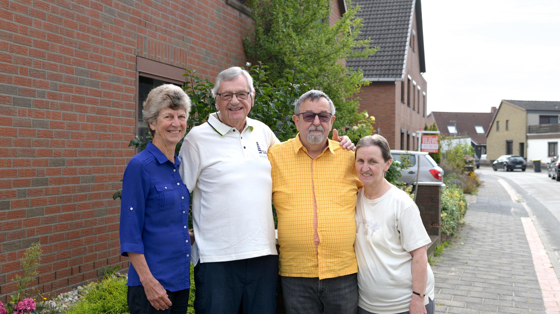 Tessa und Mike Merkel (links) mit ihren Bremerhavener Gastgebern Rolf und Edith Rittmeyer in Geestemünde. Foto: Masorat