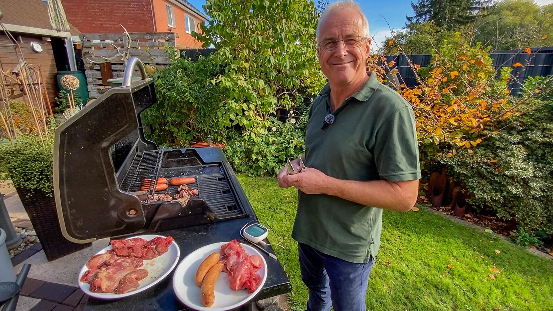 Symbolfoto zu Wie schmeckt Nutria? Bremerhavens Stadtjägermeister Holger Bartels steht im Garten und grillt.