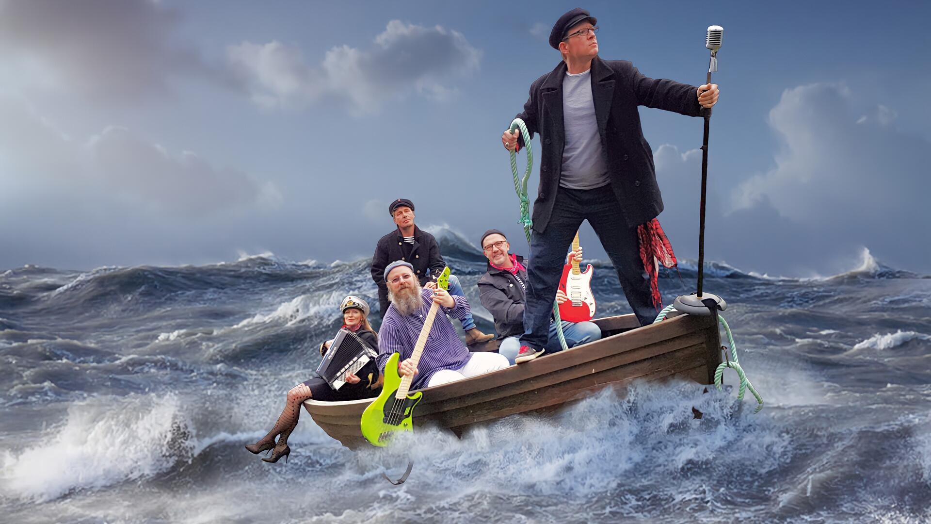 Fünf Musiker sitzen in einem Ruderboot, das auf hoher See durchs Meer fährt. Die Band The Muschels gibt ein Konzert. 