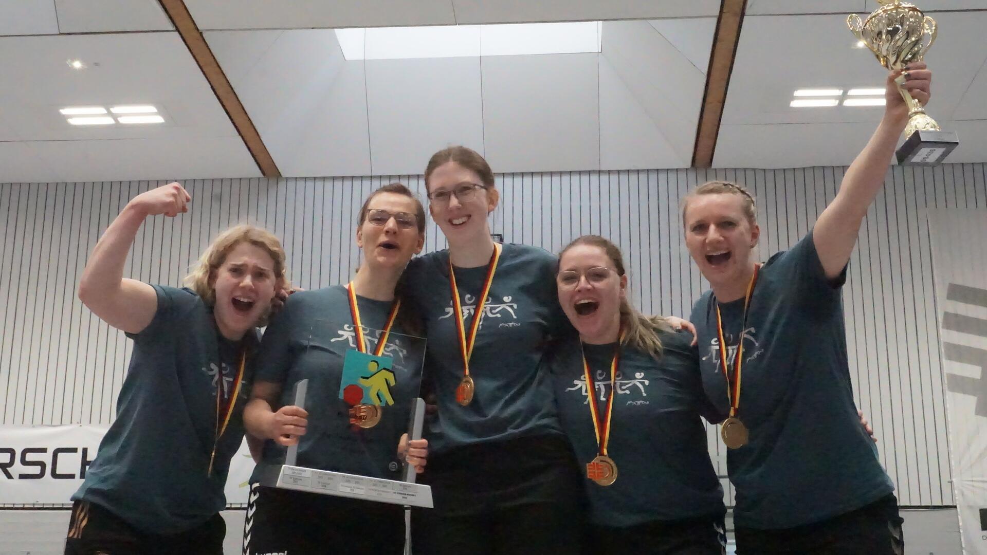 Thea Heppner (mit Pokal) mit den Prellballerinnen des MTV Wohnste nach dem Titelgewinn 2024. Am Wochenende geht es nach Berlin, wo die Wohnsterinnen ihren Titel verteidigen wollen.