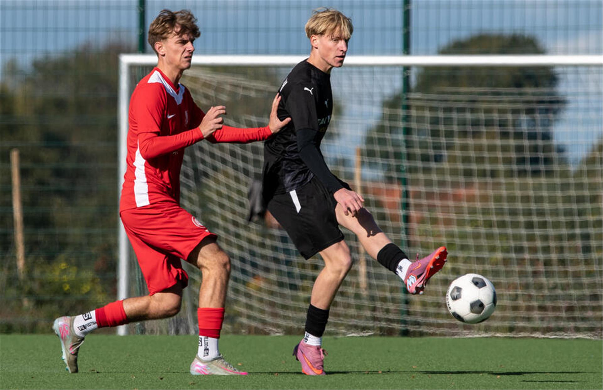 Thees Borstelmann (rechts) war einer der Torschützen beim verdienten 4:1-Auswärtssieg des JFV A/O/B/H/Heeslingen.
