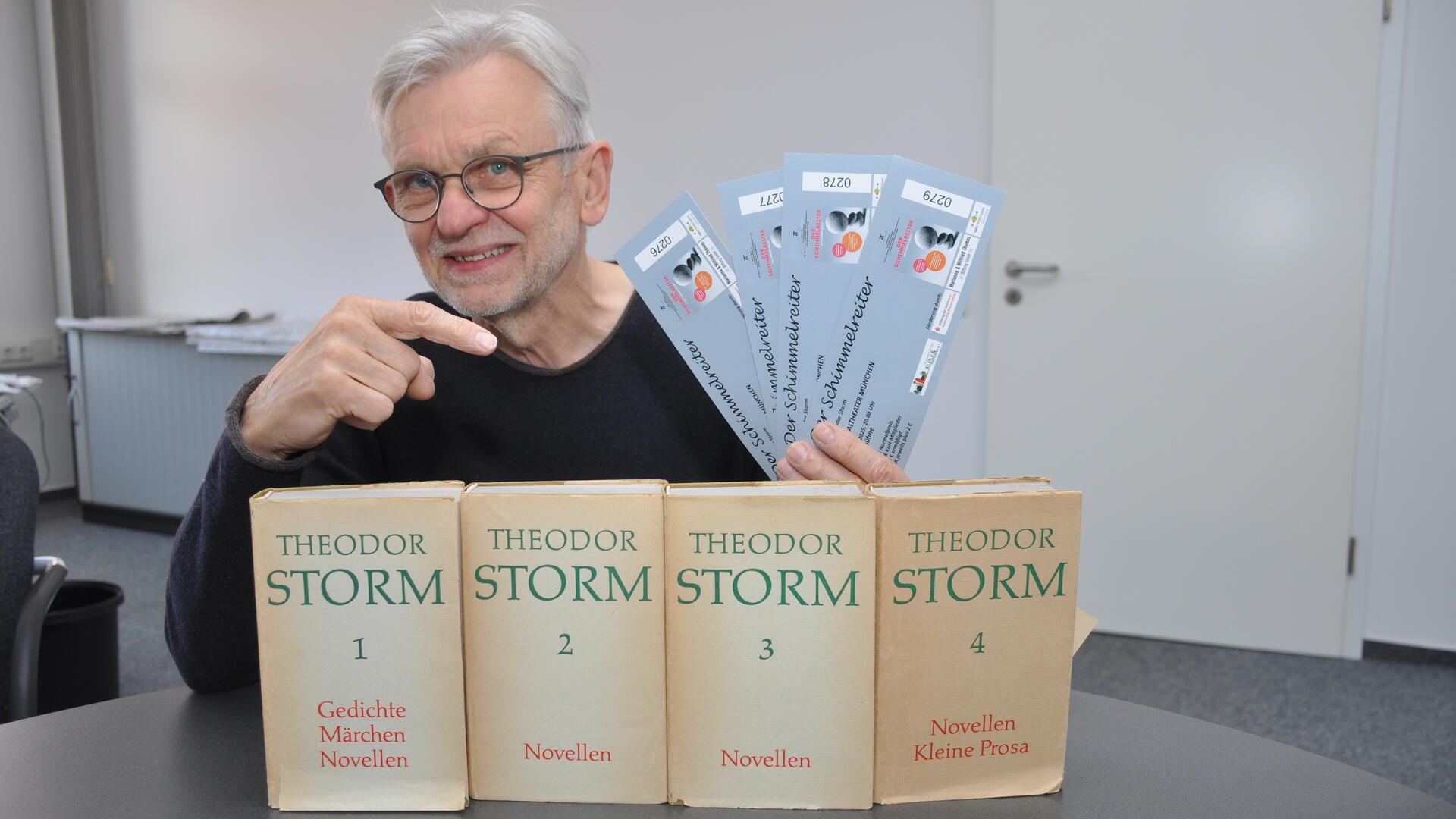 Theodor-Storm-Fieber in Bremervörde: Wilfried Riggers von der Theater-AG des Kultur- und Heimatkreises Bremervörde freut sich auf das große „Schimmelreiter“-Event auf der Seebühne. Wer noch kein Ticket hat, sollte sich angesichts des gut laufenden Vorverkaufs eines besorgen – und dann ist da ja noch die BZ-Verlosung: Der KuH stellt zweimal zwei Theaterkarten für die Aktion zur Verfügung - weitere Infos zur Verlosung in der Printausgabe der Bremervörder Zeitung vom 28. Mai.