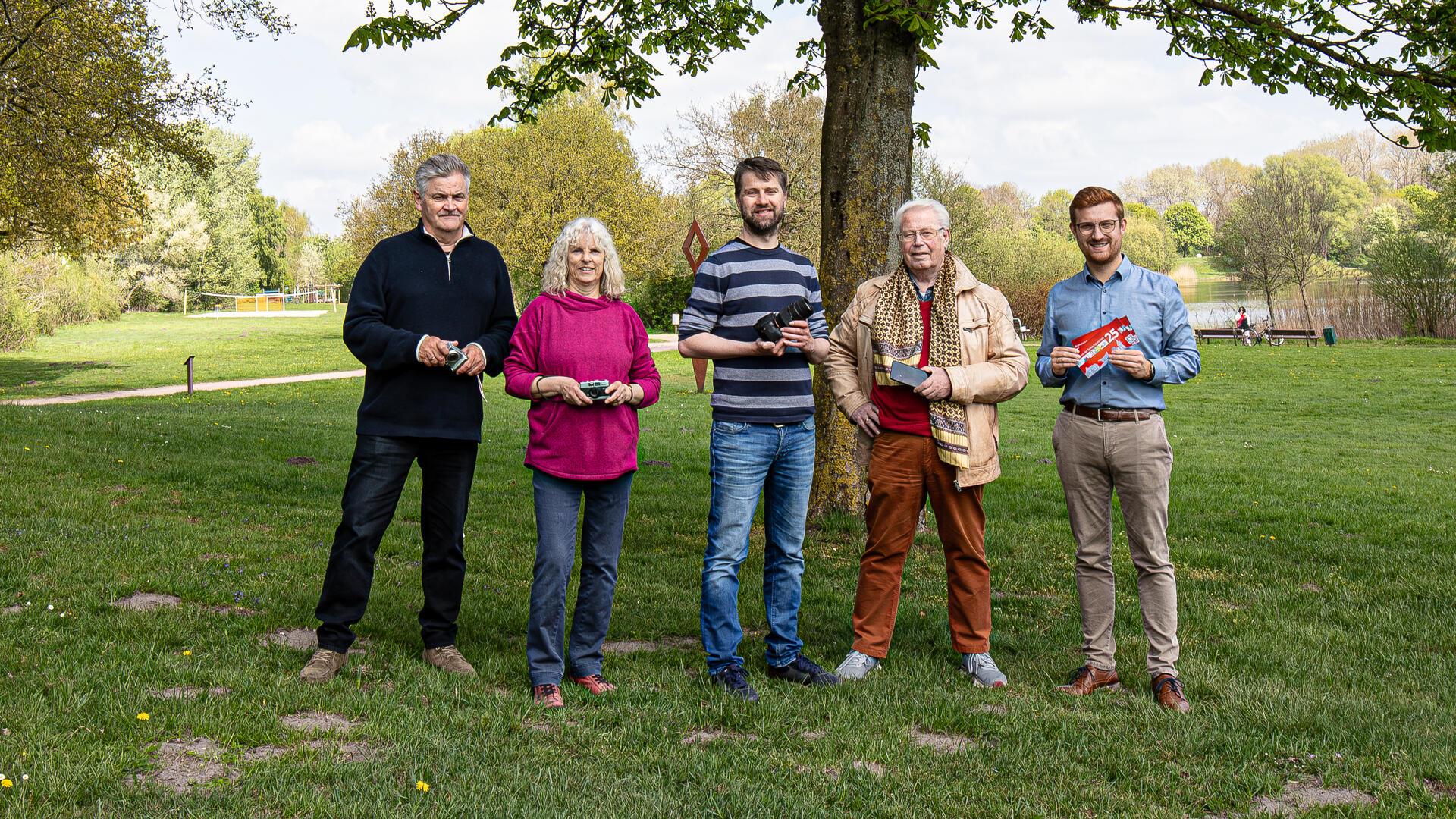 Thomas Dendorfer (Agentur Linsenspektrumm, von links), Ortsratsmitglieder Petra Fischer, Christian Oetjen, Herbert Bardenhagen und Ortsbürgermeister Dirk Stelling.