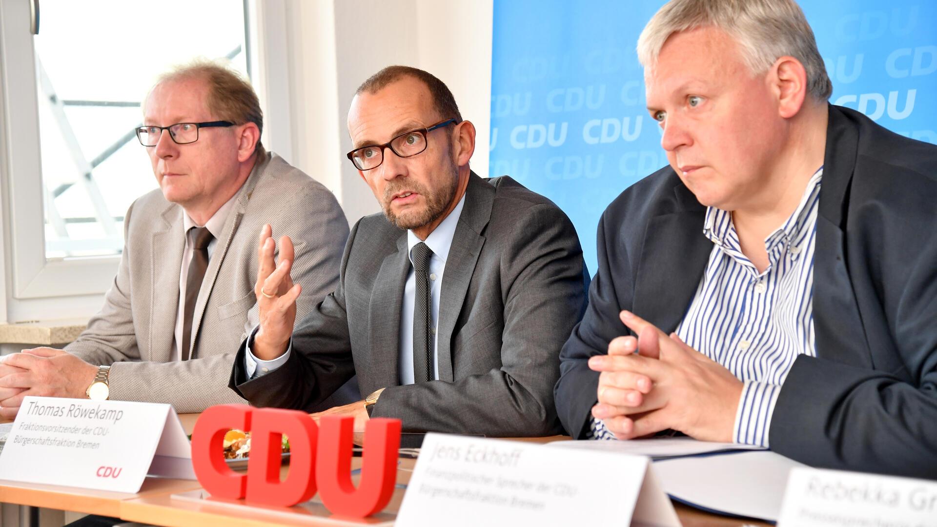 Gebürtiger Bremerhavener Röwekamp soll Verteidigungsausschuss leiten Thorsten Raschen (links), Thomas Röwekamp und Jens Eckhoff bei einer Pressekonferenz.
