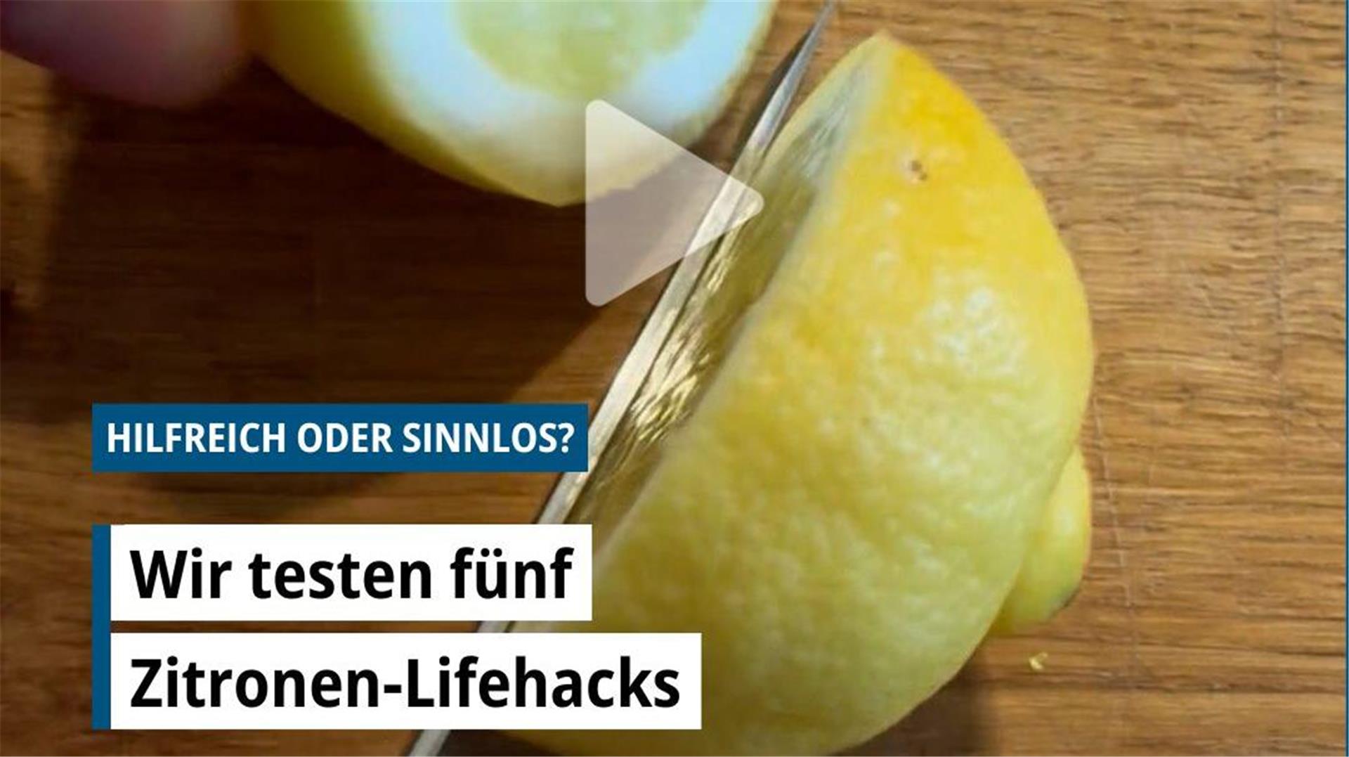 Eine Zitrone wird mit einem Messer geteilt.