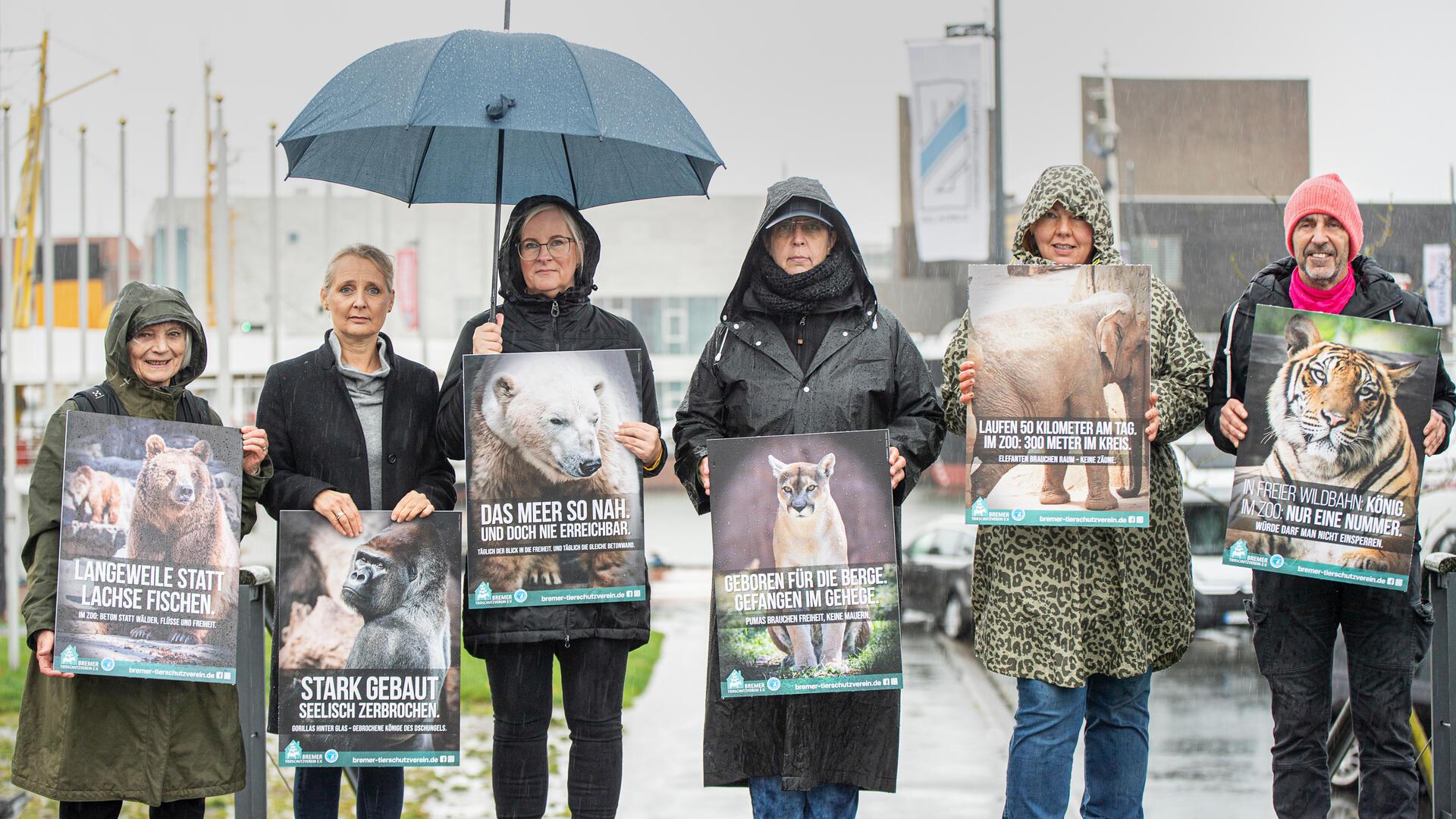 Tierschützer zeigen Haltung: Vor dem Zoo am Meer fordern sie ein Umdenken bei der Tierhaltung in Zoos.