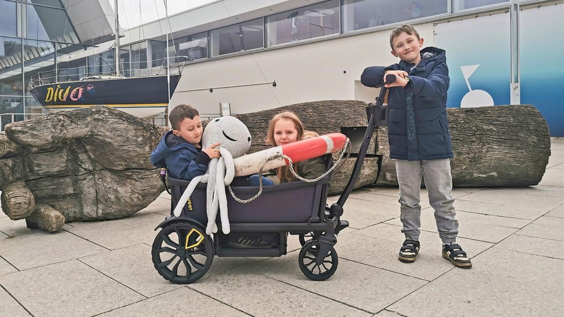 Drei Kinder mit einem der Rollschiffchen des Deutschen Schifffahrtsmuseums. Für die Rolldampfer werden nun passende Namen gesucht.