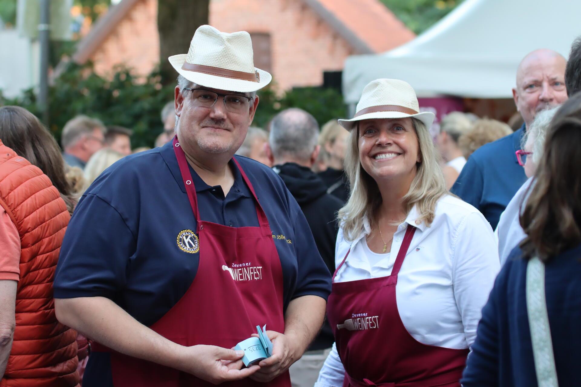 Tim Jöllenbeck und Ulrike Schloen verkaufen Lose beim Weinfest.