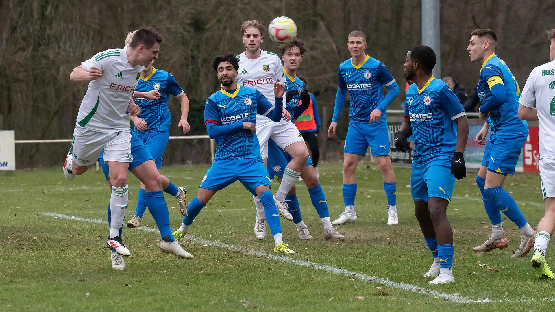 Tim Marschollek kommt nach einer Ecke frei zum Kopfball, scheitert aber an Lennard Schulze Kökelsum im Braunschweiger Tor.