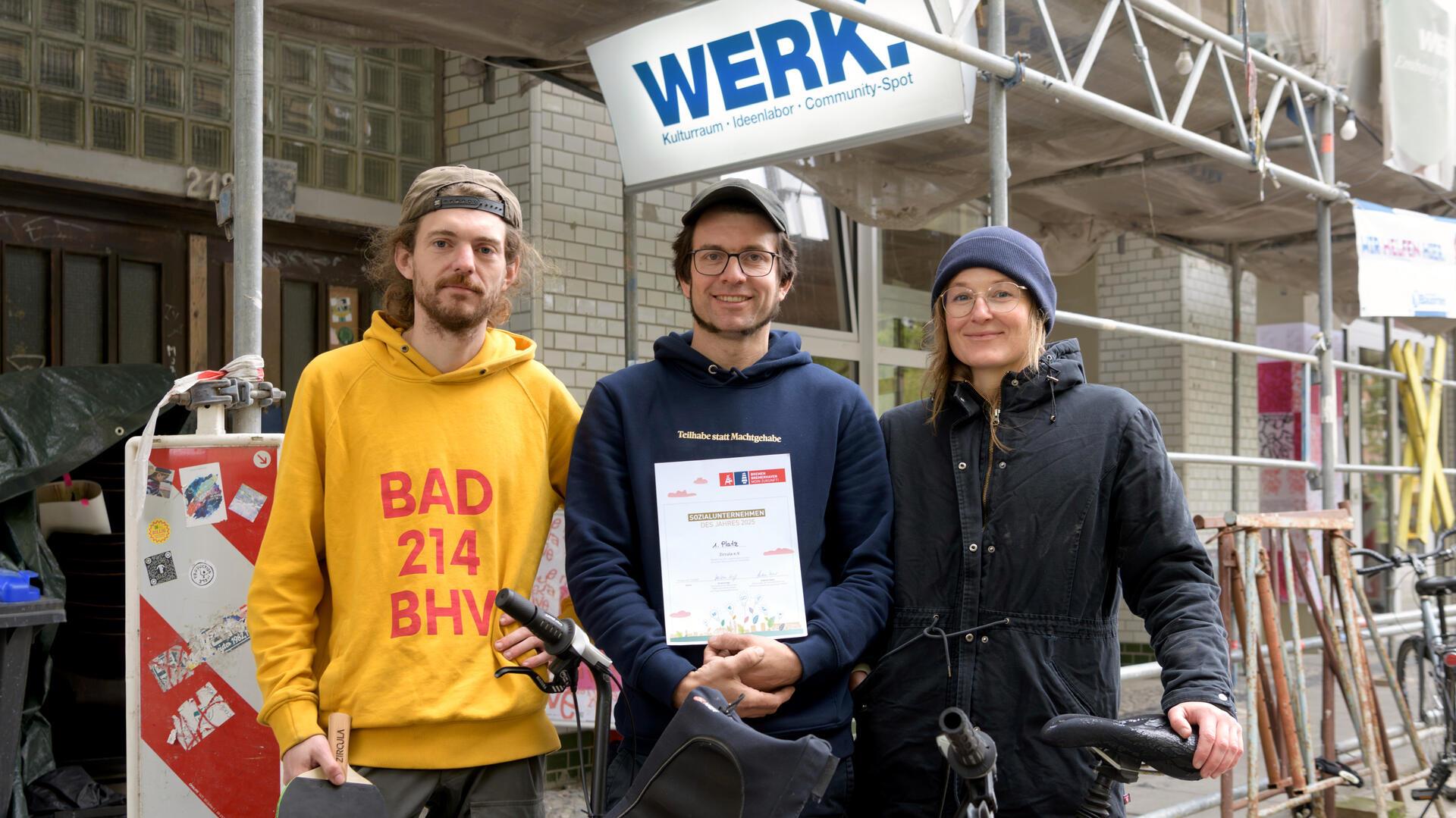 Timo Hecken, Jonas Hummel und Mareike Hantschel vorm WERK in der Alten Bürger. Foto: Masorat