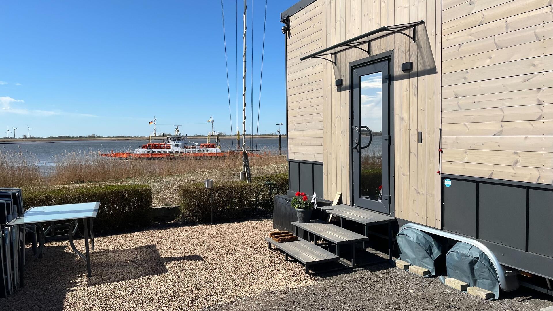 Die ersten Dauercamper richten ihre Plätze in Sandstedt ein. Wird das Tiny House zum neuen Trend an der Weser? Saisonstart mit Spannung erwartet.  