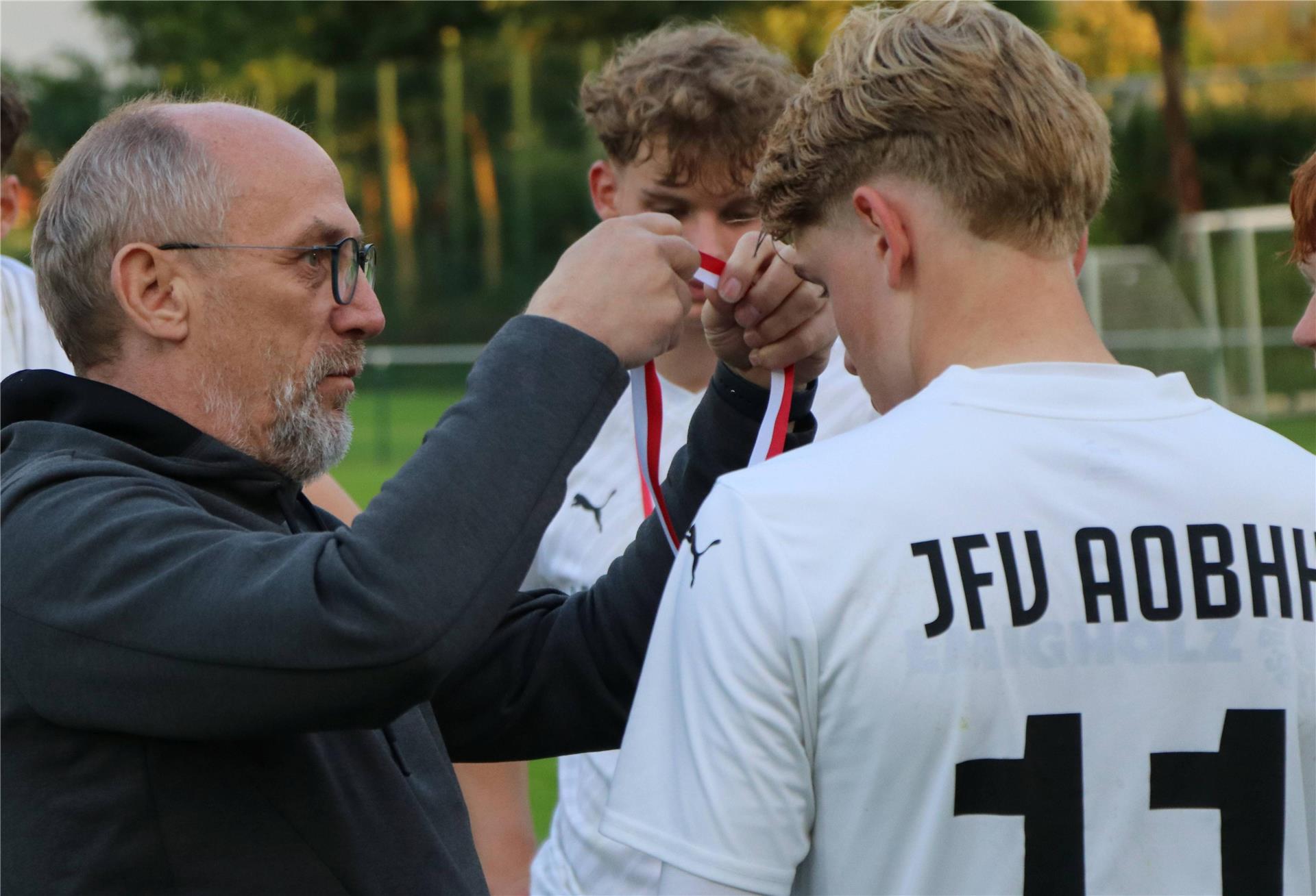 VfL Wolfsburg zu stark für die U19 von A/O/B/H/Heeslingen Tjade Motzkus bekommt von NFV-Verbandsjugendobmann Markus Schenke die Medaille umgehängt.