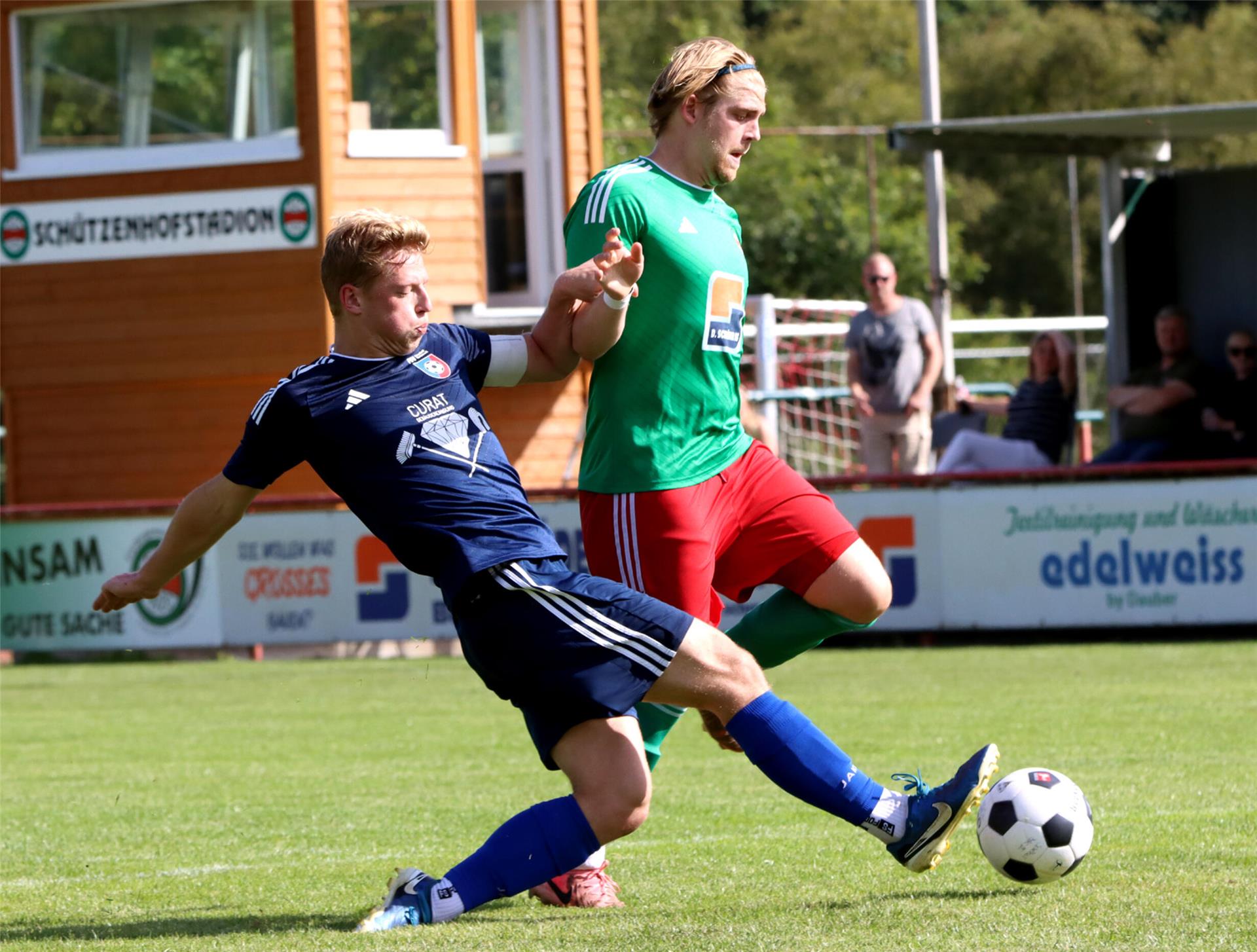 Toni Fahrner (rechts) kann von Phil Dohrmann nur elfmeterreif gestoppt werden. Der BSC-Torjäger steuerte drei Treffern zum 5:2-Sieg bei. Auch den fälligen Strafstoß verwandelte er selber. 