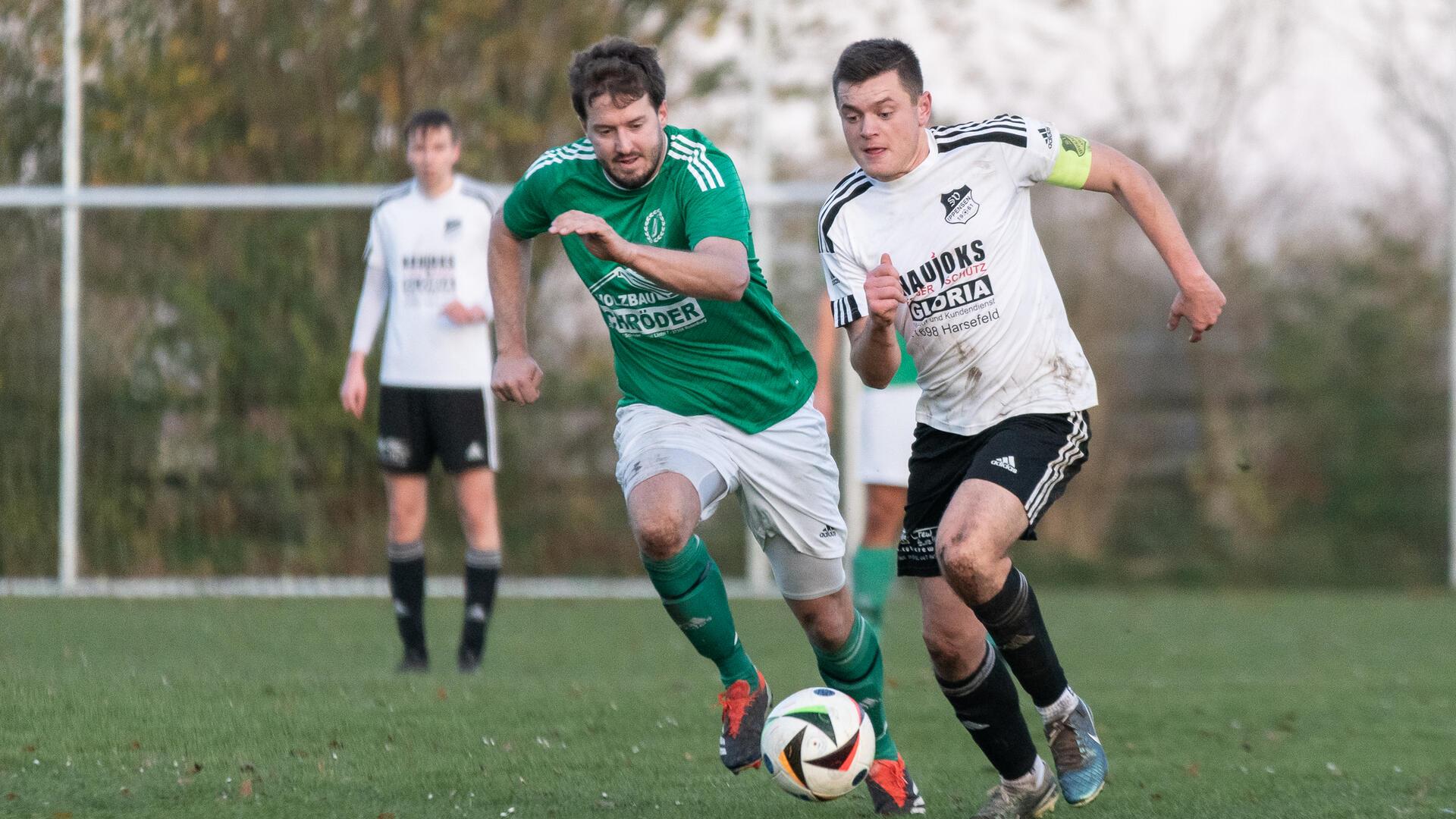Torge Wichern - hier im Spiel gegen Unterstedt im Duell mit Yannik Malende - markierte den Anschlusstreffer für Ippensen. Zu mehr reichte es dann aber nicht.