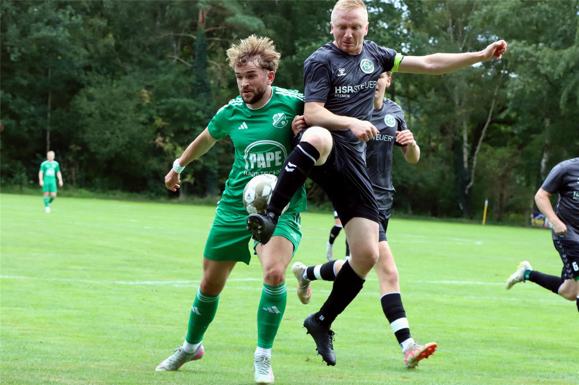 Torjäger Brian Müller (links) hatte einen schweren Stand in der Spitze und verpasste vom Elfmeterpunkt das mögliche 1:1.