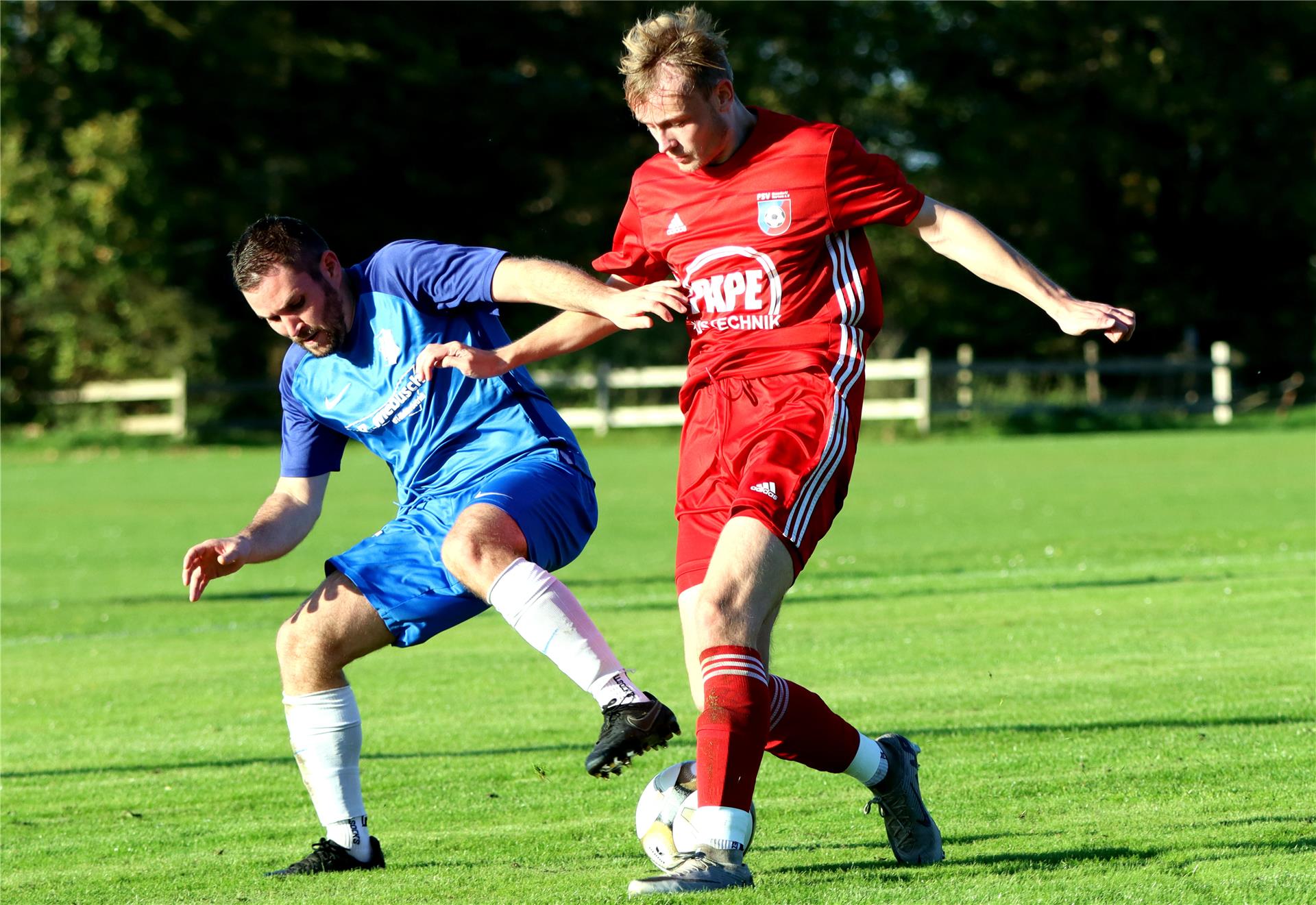 Torjäger Lars Rademacher (links) erzielte in 25 Spielen 18 Treffer und hatte damit großen Anteil am Klassenerhalt für den FC Alfstedt/Ebersdorf.