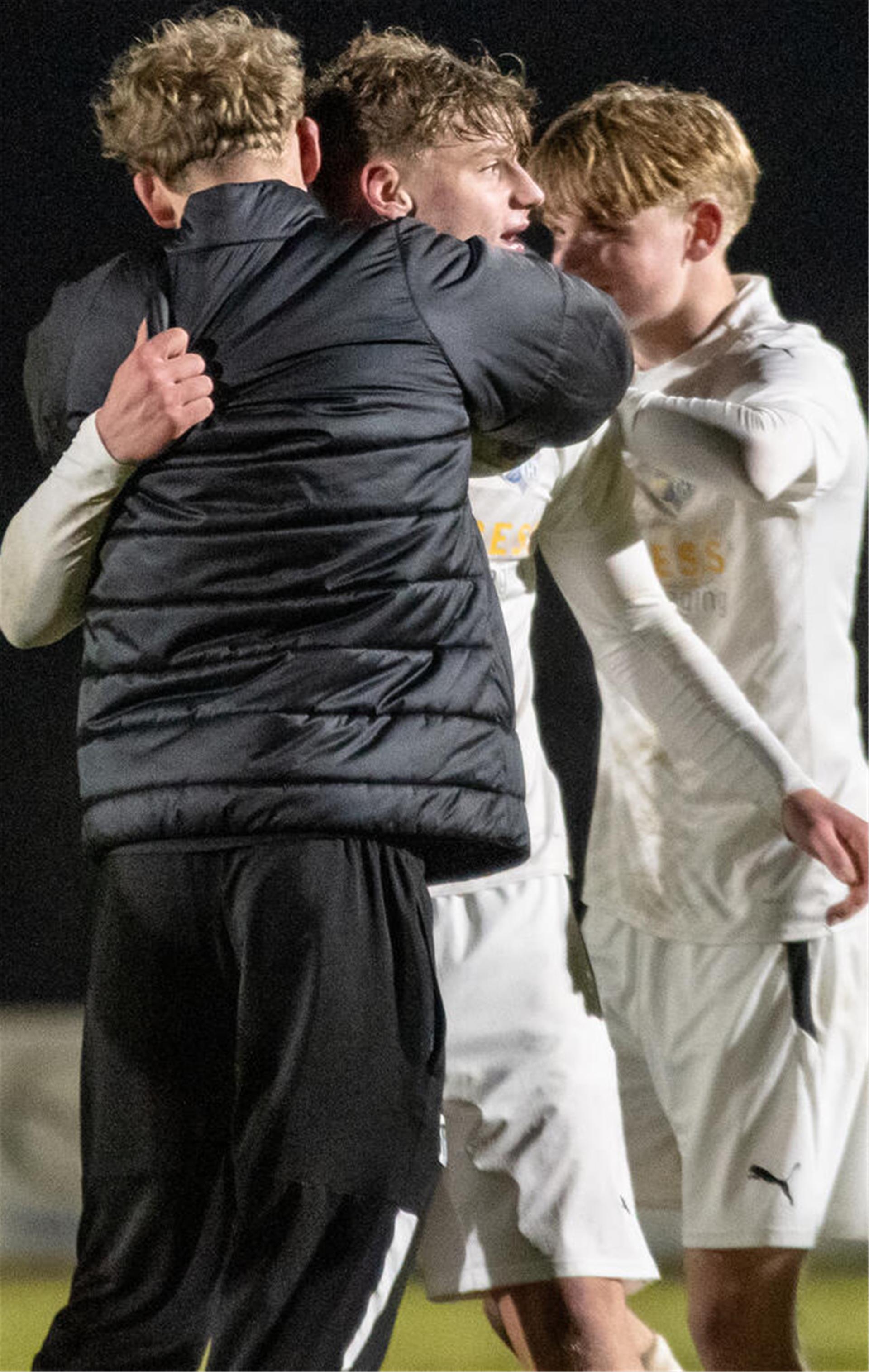 U19 A/O/B/H/Heeslingen schlägt Hannover 96 und steht im Pokal-Halbfinale Torschütze Laurens Otten (Mitte) wird nach Abpfiff von Philip Wilkens und Tjade Motzkus gefeiert.