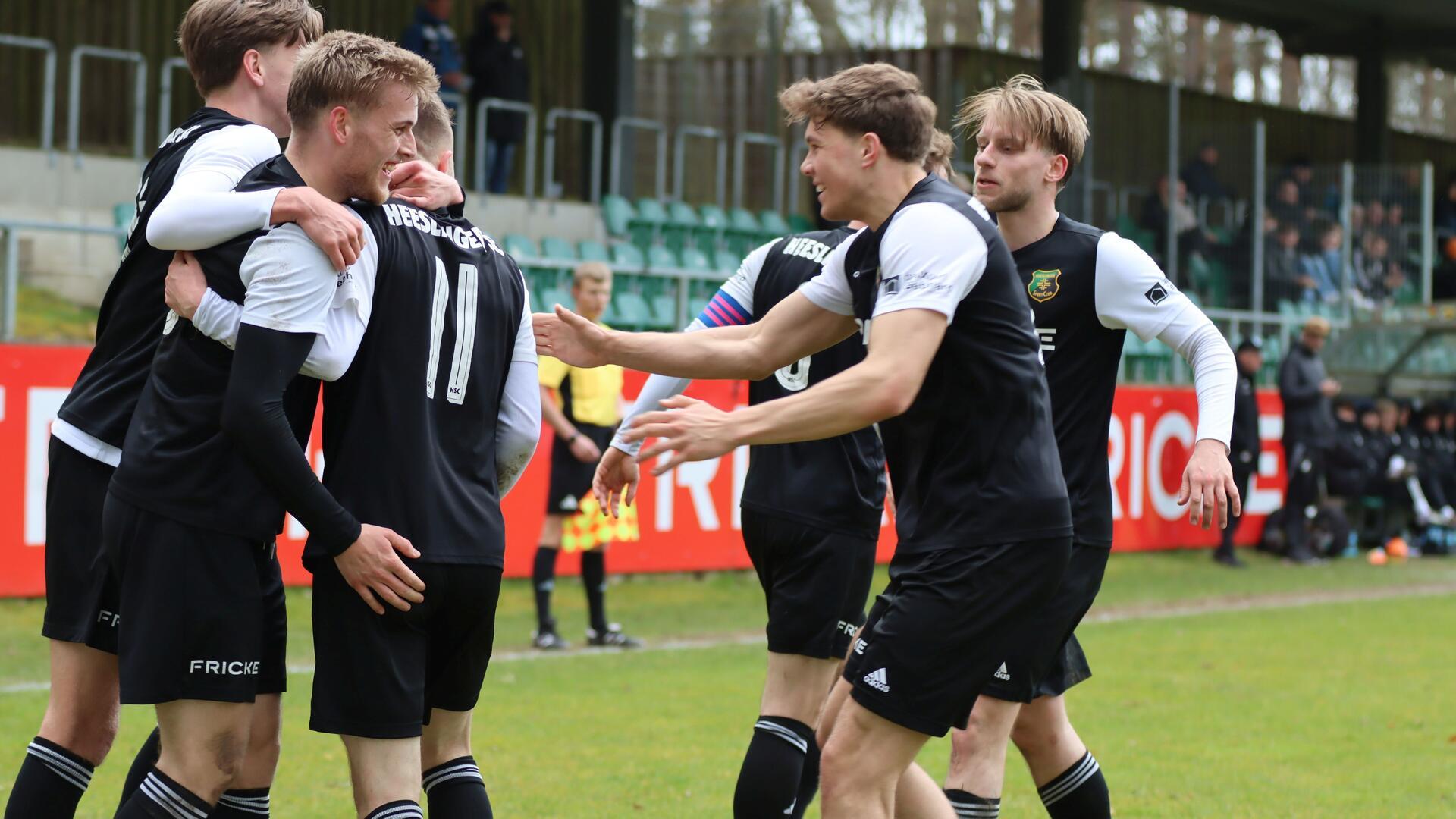 Torschütze Maximilian Köhnken (Nummer 11) wird von seinen Mitspielern ausgiebig bejubelt.