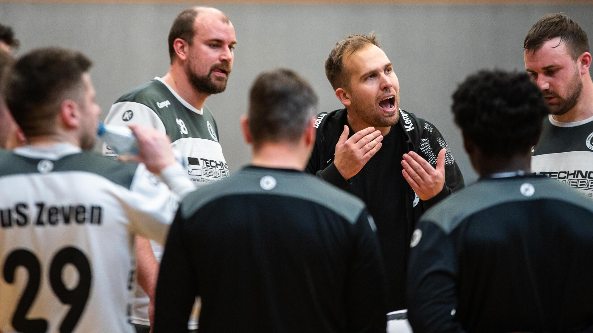 TuS Zeven stürmt an die Tabellenspitze: 34:25-Sieg über MTV Himmelpforten Torwart und Trainer Kevin Kuessner (Dritter von rechts) puschte seine Mannschaft trotz deutlicher Führung weiter nach vorn. Das zeigte Wirkung - der TuS Zeven ist jetzt Tabellenführer.