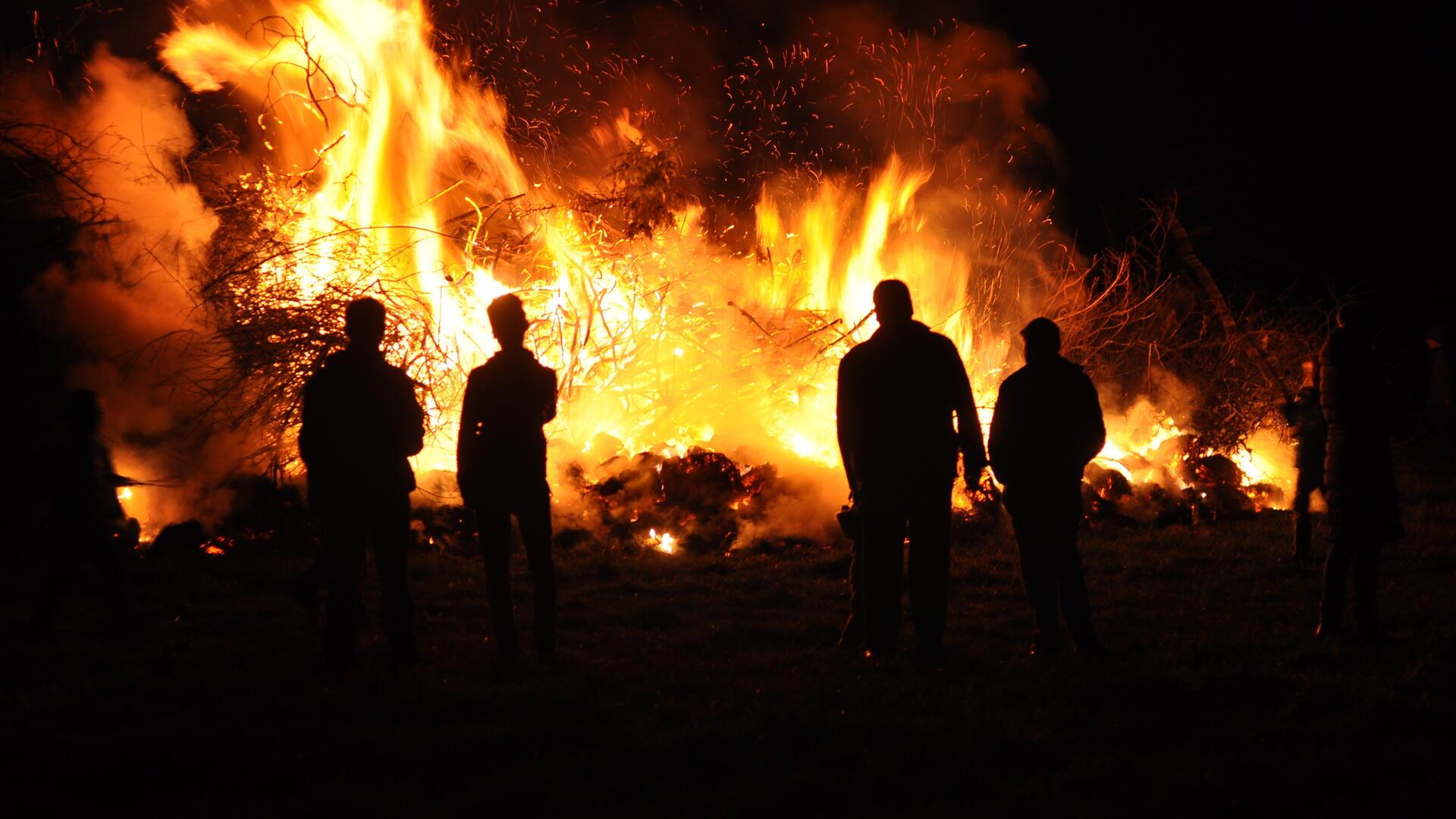 Tradition trifft Sicherheit: Osterfeuer in Niedersachsen begeistern Besucher, erfordern jedoch strikte Einhaltung von Vorschriften.