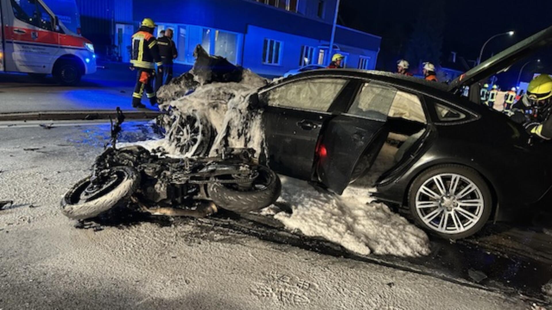 Tragischer Unfall mit Todesfolge mitten in Scheeßel: Ein Autofahrer hat einen 21-jährigen Motorradfahrer übersehen. Der junge Mann aus Scheeßel erlag seinen Verletzungen.