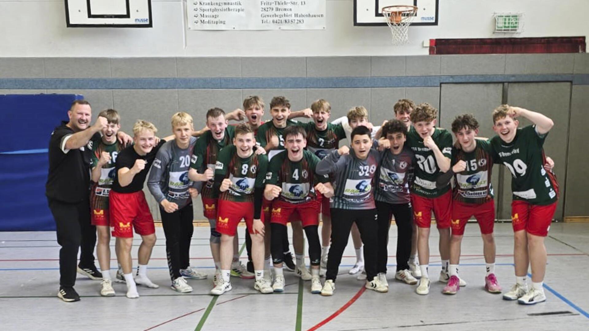 Trainer Adnan Salkic und sein Team jubeln nach dem 43:32-Auftaktsieg beim TuS Komet Arsten in der Aufstiegsrunde zur Oberliga. Am Samstag (15.30 Uhr) trifft das Team in der Sporthalle an der Tetjus-Tügel-Straße auf die JSG TVL/LTS/Spaden und hofft auf viele Zuschauer.