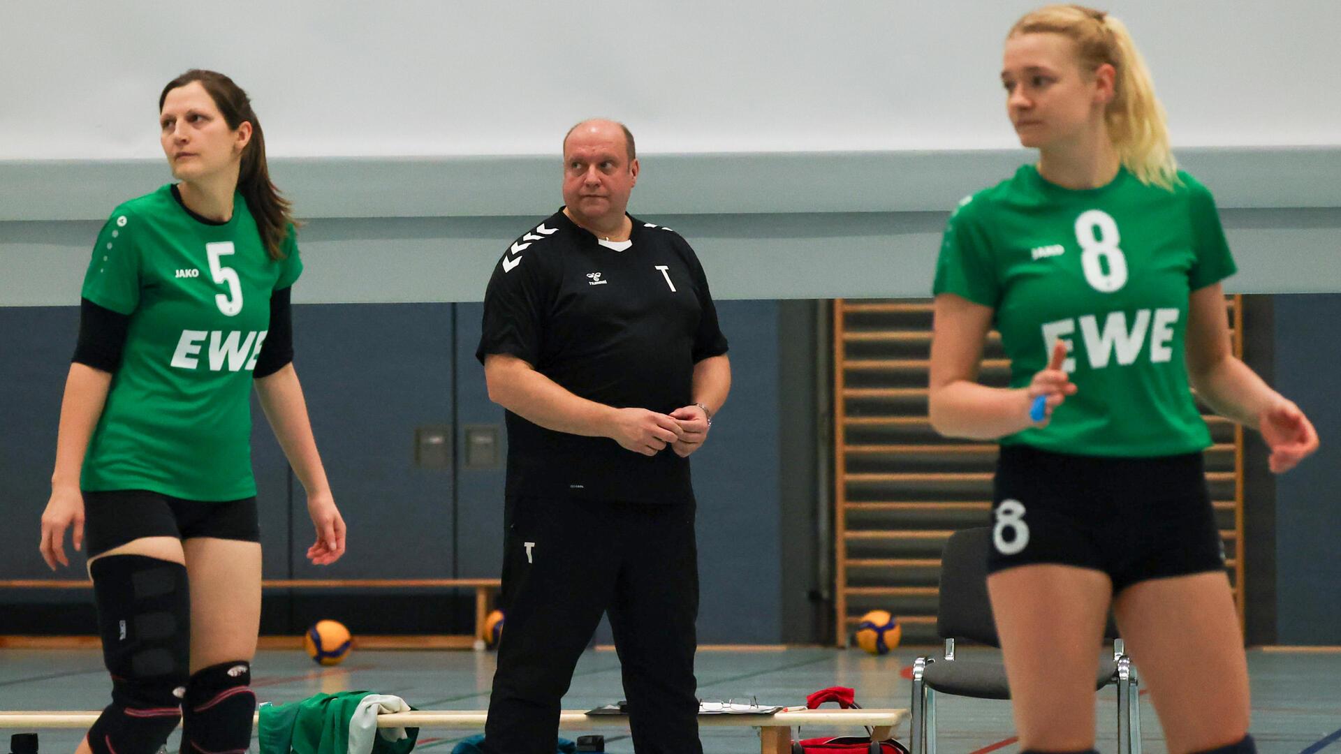 Trainer Alexander Maaser steht in dieser Saison nur ein kleiner Kader zur Verfügung. Mit Franziska Mallien (li.) und Joanna Kullik kann er aber planen.