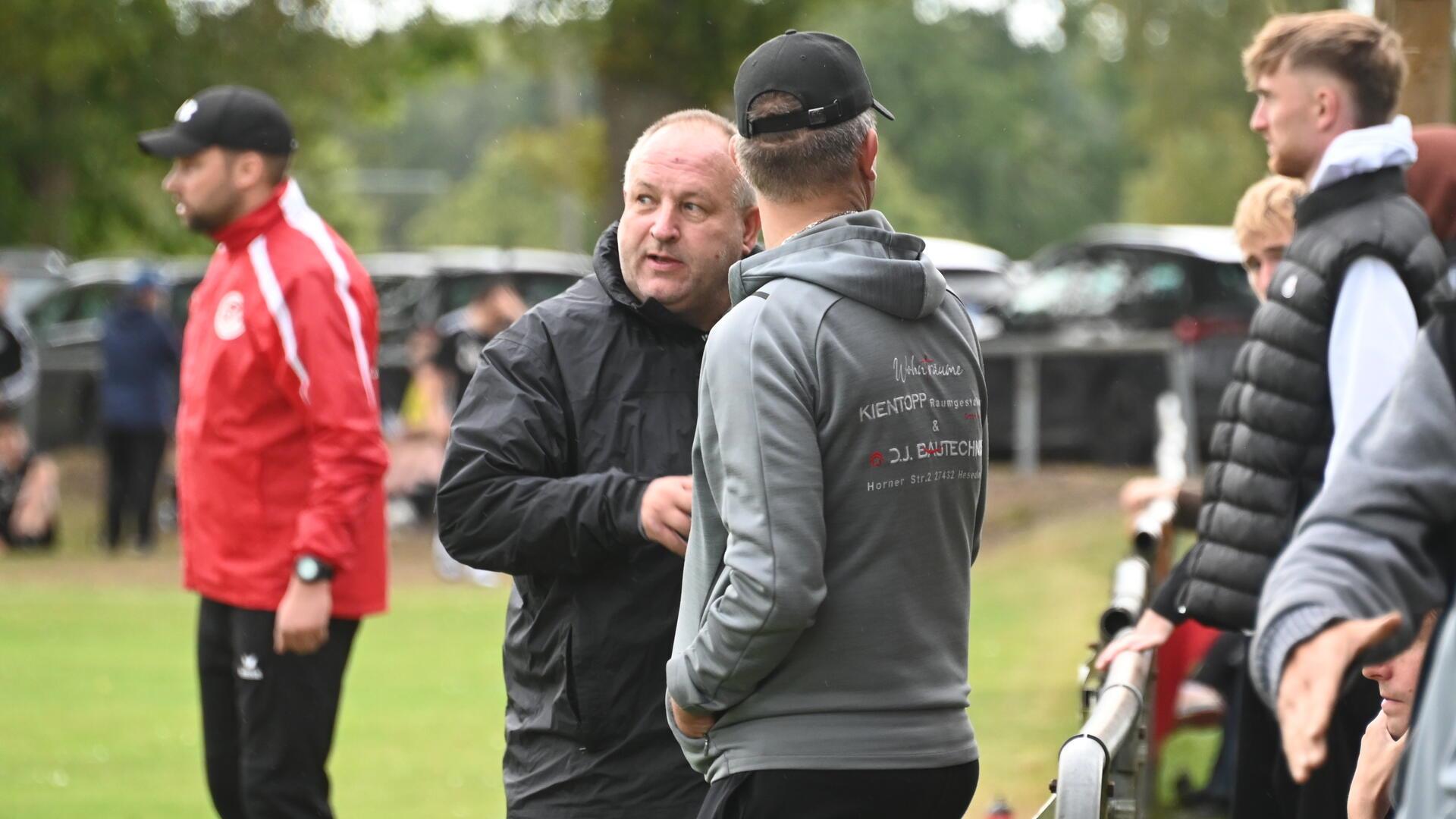 Trainer Andreas Bruders spielt mit der SG Oste am Mittwochabend in Hipstedt und will in die nächste Pokalrunde. Gnarrenburgs Coach Jannis Lemmermann (li.) muss mit seinem Team nach Hassendorf.