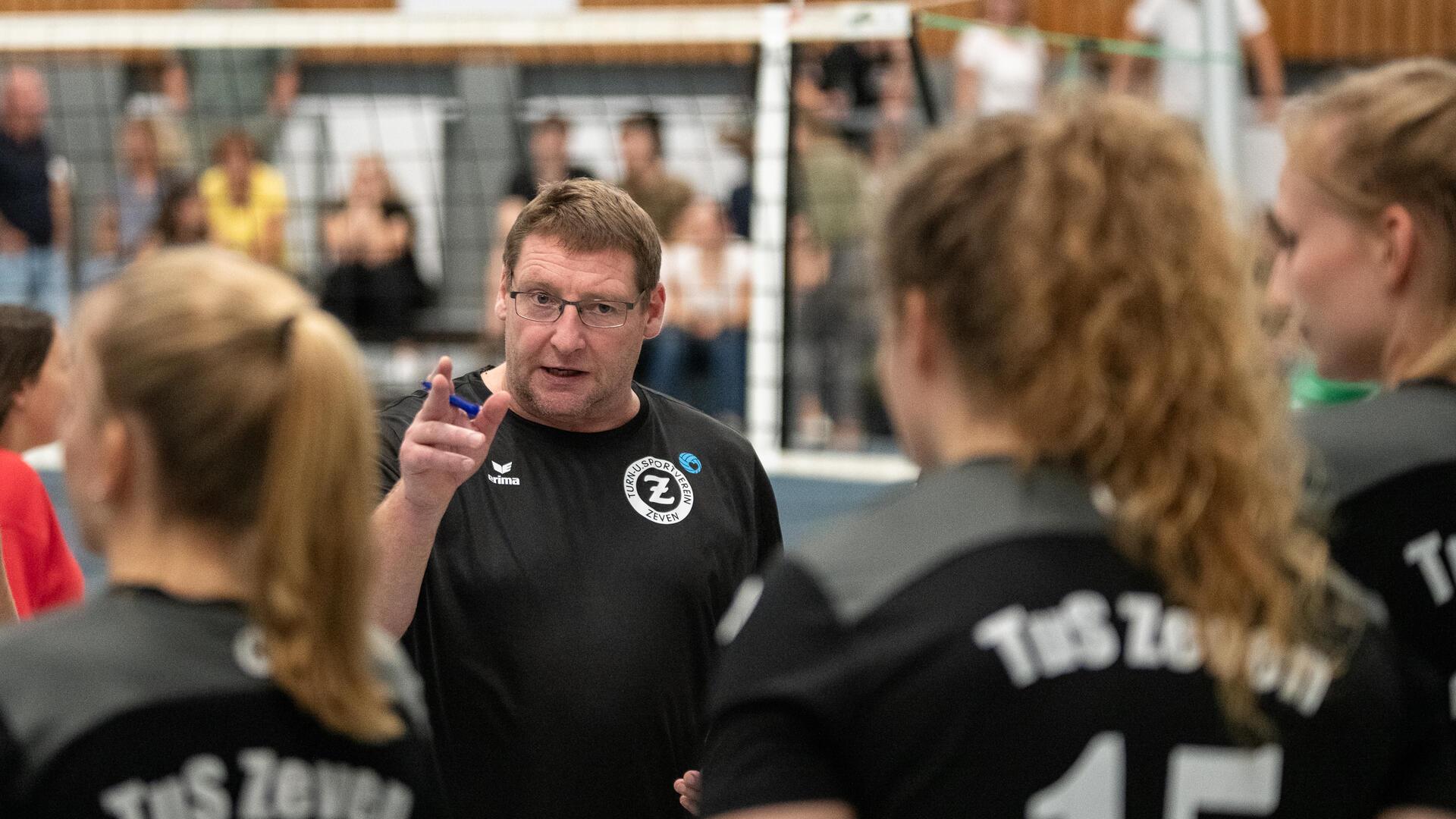 TuS Zeven gewinnt 3:2 in Göttingen und ist Tabellenführer Trainer Axel Körner war mit der Leistung seiner Spielerinnen beim verdienten Sieg in Göttingen zufrieden, musste aber im Laufe des Spiels einige klare Ansagen machen.