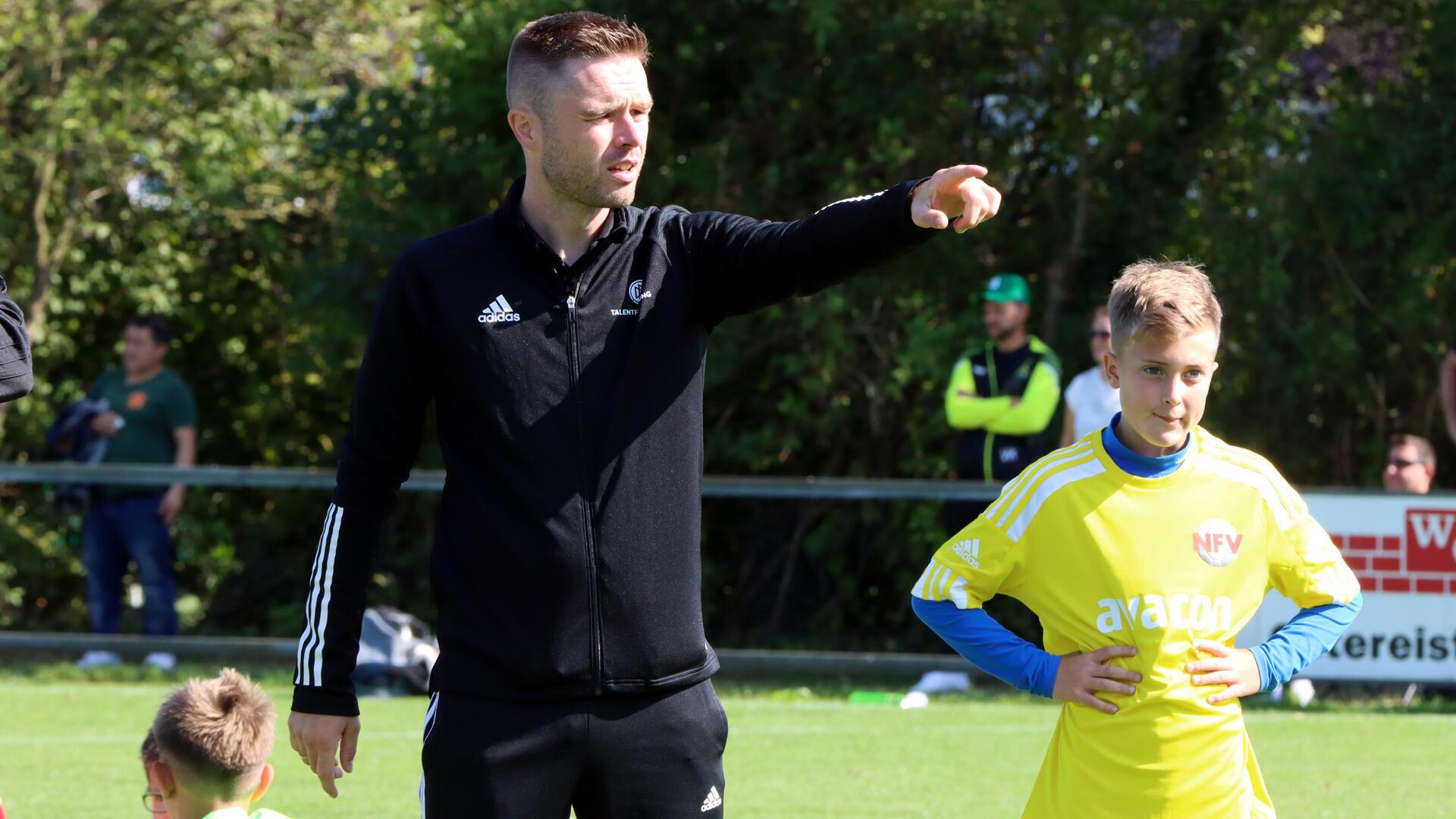 Trainer Christoph Meinke, hier bei der Einwechslung von Louis Kusche bei einem Vergleichsturnier, verlässt den DFB-Stützpunkt Ostereistedt.