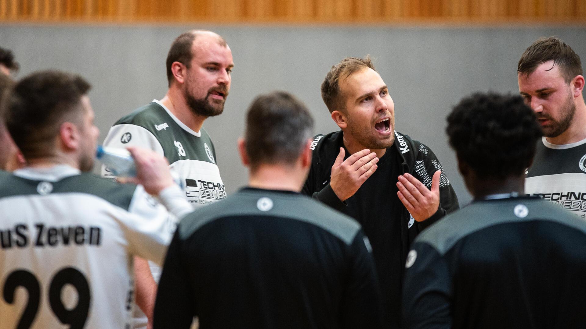 Trainer Kevin Kuessner puschte seine Mannschaft - gemeinsam mit seinen Trainerkollegen Sebastian Bleck und René Viets.