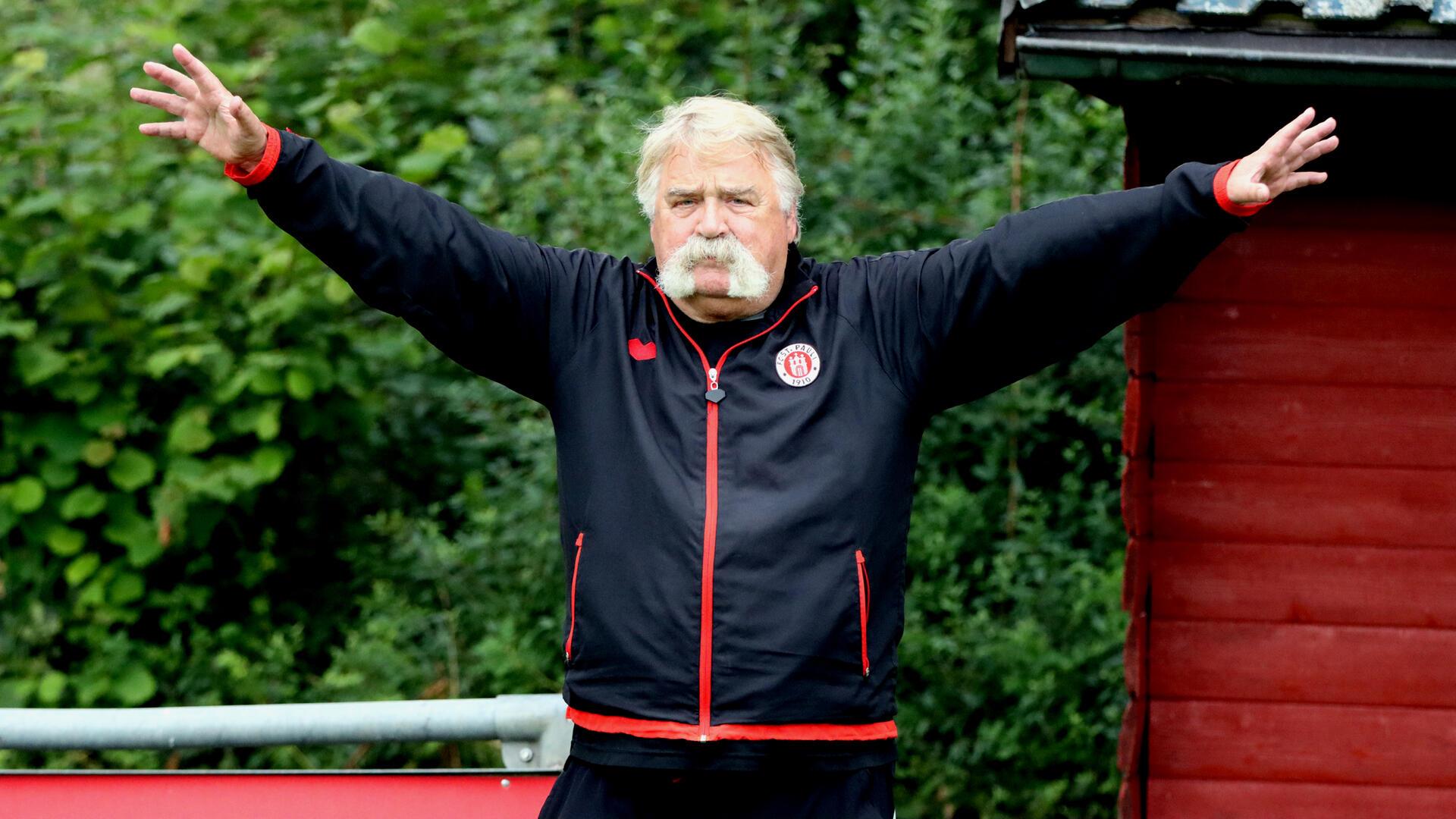 Trainer-Legende Dieter Schiller brennt an der Seitenlinie immer noch ein Feuerwerk ab. Am Sonnabend, 28. Juni, ist er mit der Traditionself des FC St. Pauli zu Gast beim Bremervörder SC.