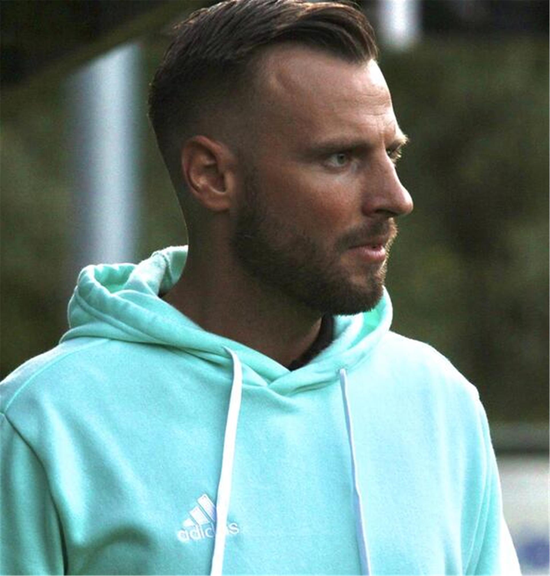Nach der Winterpause spielt Heeslingen II deutlich besseren Fußball Porträt eines Mannes in einem hell türkisen Kapuzenpullover, der nach rechts blickt.