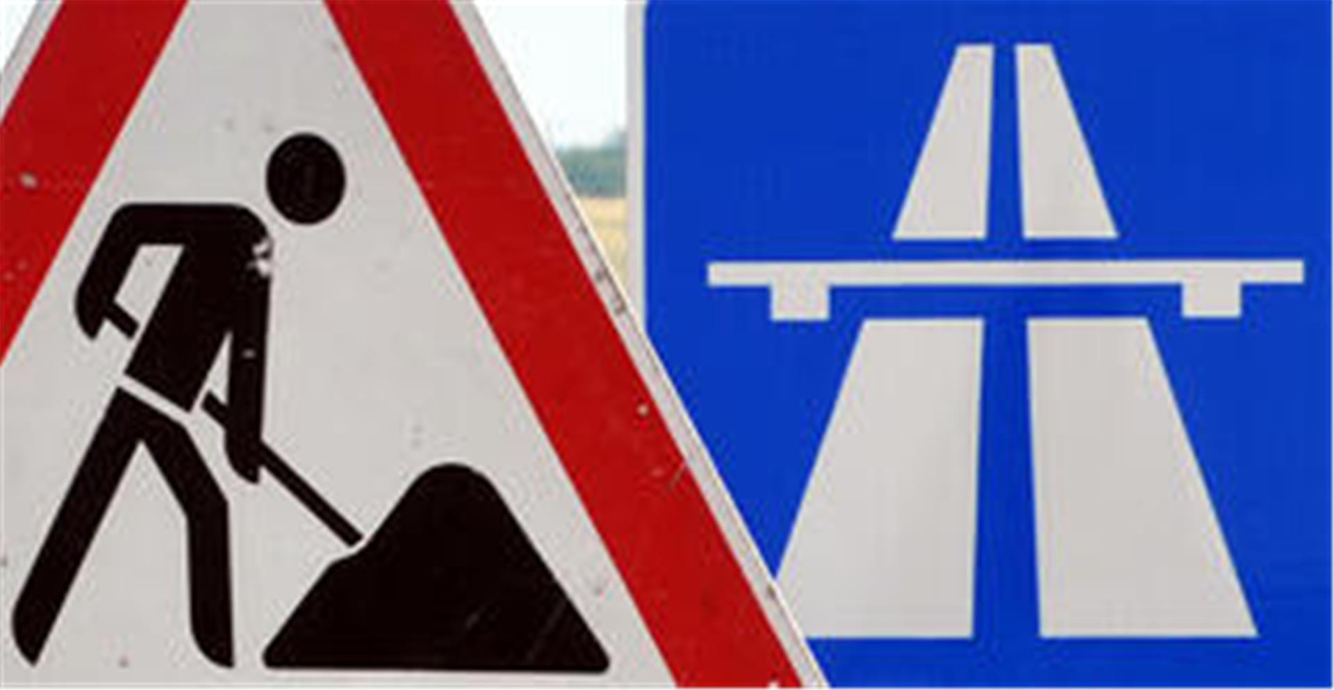  Ein Baustellenschild ist vor einem Autobahnschild platziert. 