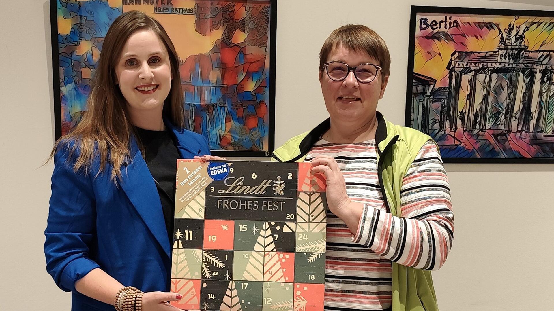 Trauerbegleiterin Nora Buse (links) freut sich über das Präsent aus den Händen der Gnarrenburger Landfrauen-Vorsitzenden Andrea Garms.