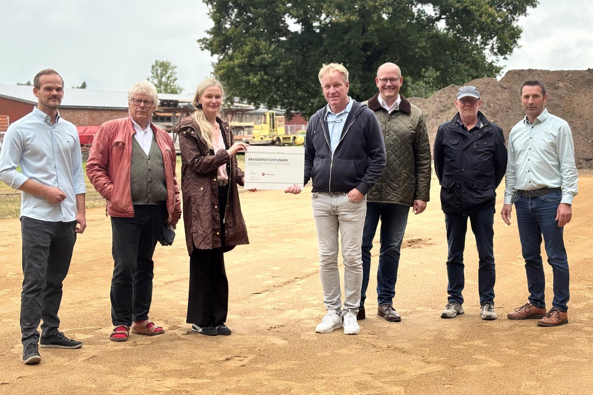 Treffen auf der Baustelle (von links): Eike Dammann, Traugott Riedesel, Christiane Unruh, Marko Intemann, Marco Mohrmann, Hans-Peter Gerdts, Stephan Kück-Lüers.