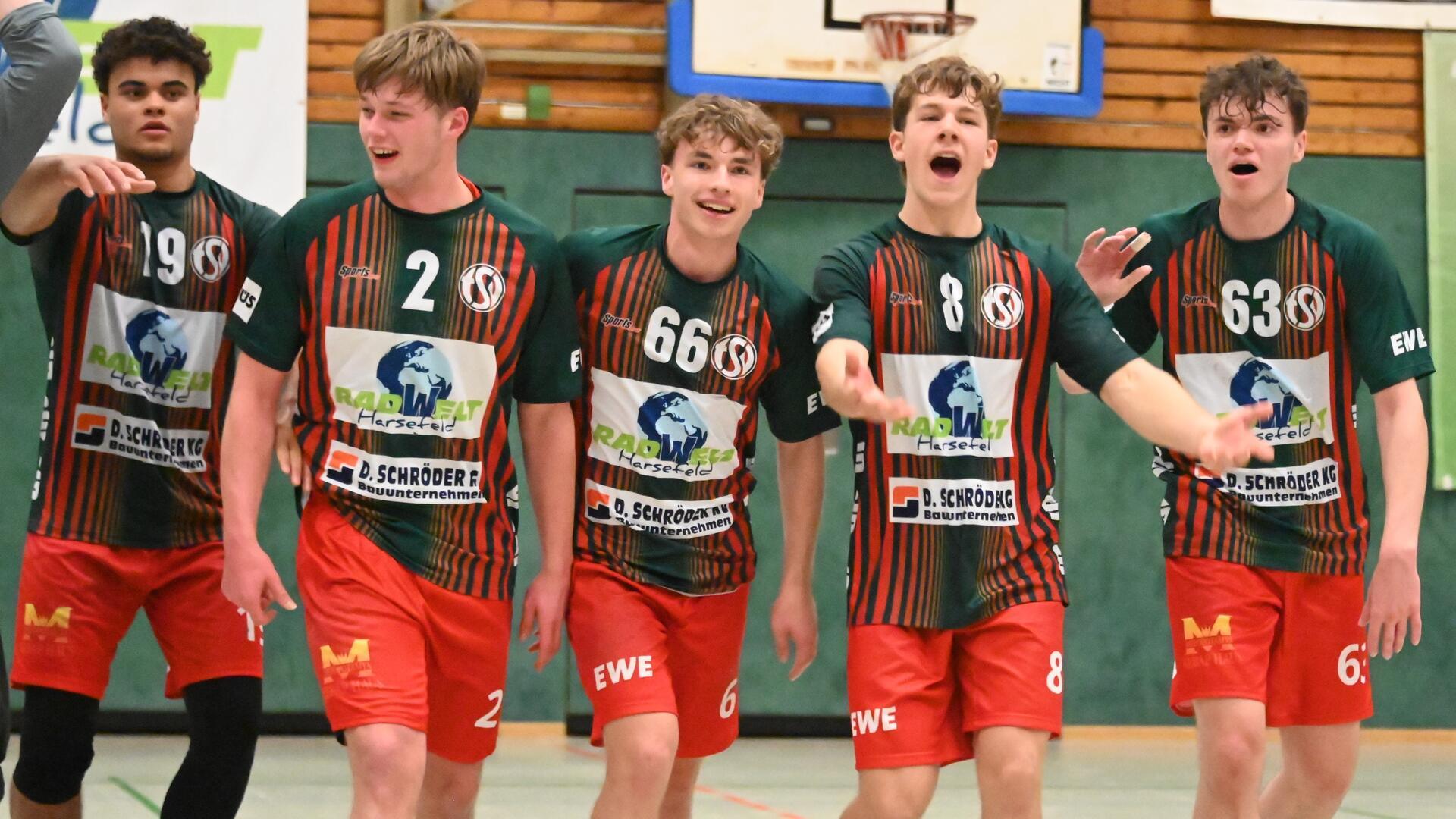 Treffsichere Boygroup: Die Bremervörder Youngster Linus Otaka, Colin Dobrick, Paul Beier, Benjamin Cordes und Justin Saul feiern den Sieg gegen Wilhelmshaven II.