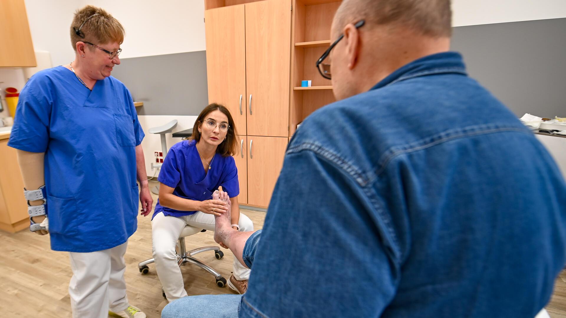 Trotz Hackerangriffs geben sie alles für die Versorgung der Patienten: die ärztliche Leiterin des Ameos-Poliklinikums, Dr. Senta Jahr, und Praxismanagerin Petra Hennig (links).