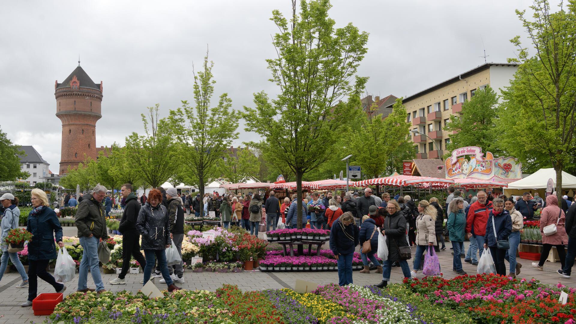 Menschen schlendern über die Straßen und Plätze von Geestemünde.