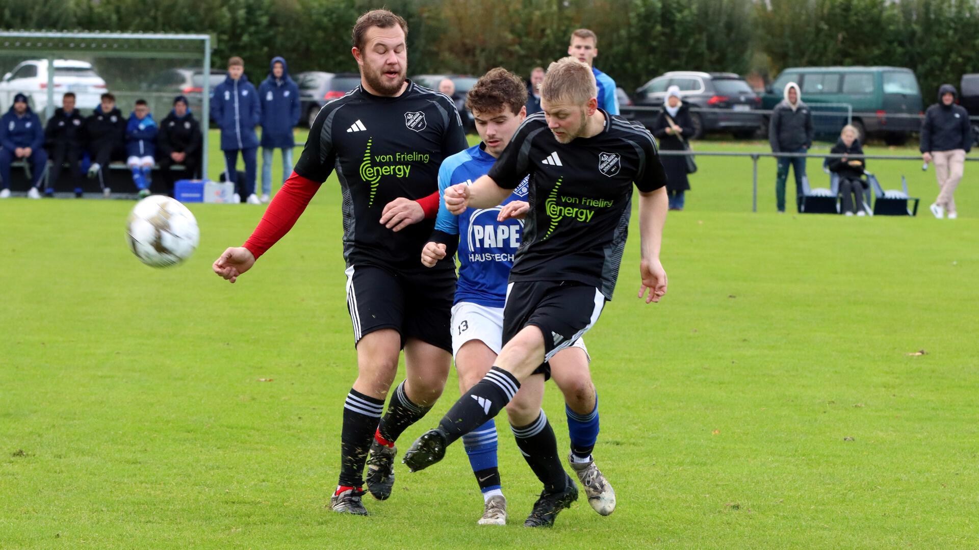Kreisliga: Wertvolle Punkte für den TSV Byhusen Trotz enger Bewachung erzielte Reyk Hildebrandt (Mitte) das Tor des Tages für den TSV Byhusen.