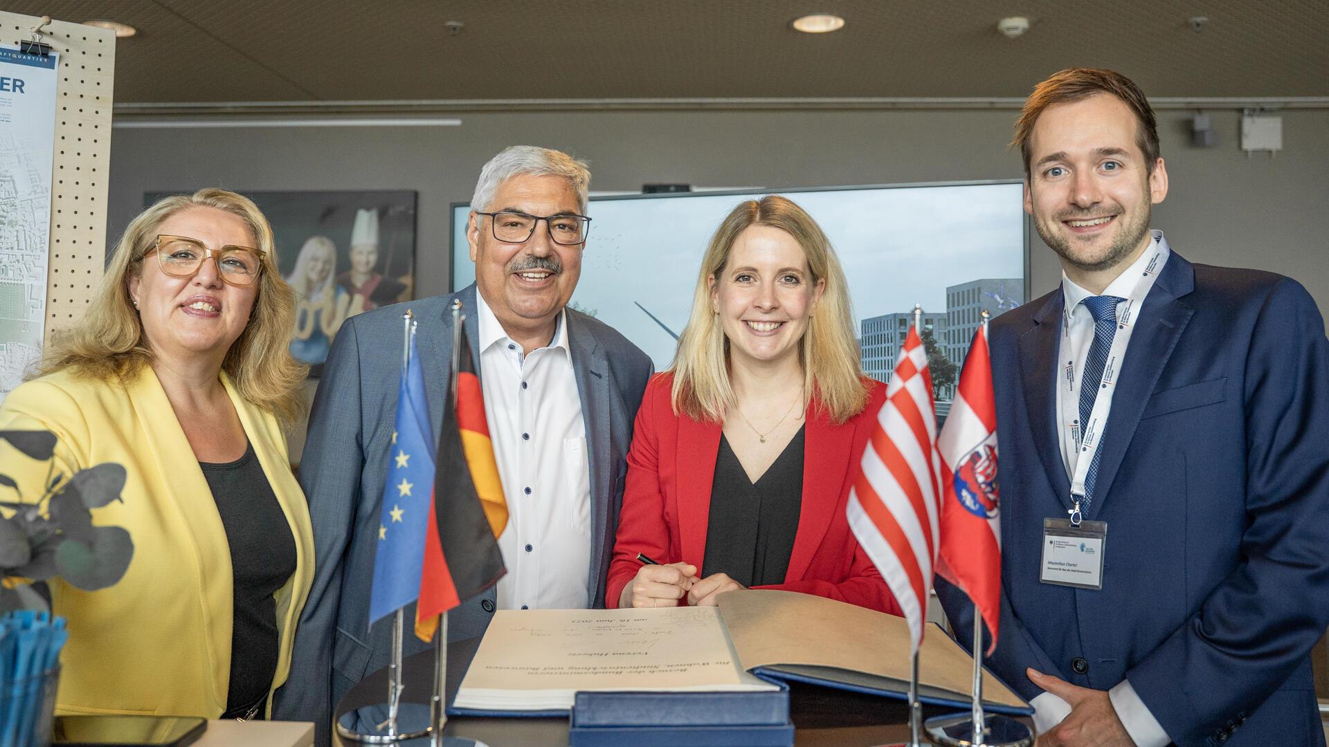 Trug sich ins Goldene Buch der Stadt ein: Bundesbauministerin Verena Hubertz (2. von rechts) mit (von links) Bausenatorin Özlem Ünsal, Oberbürgermeister Melf Grantz und Stadtrat Maximilian Charlet.