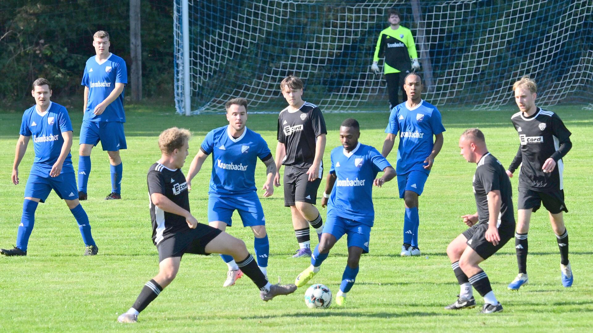 TuS Hipstedt - SG Oste II: Im torreichen Nachbarschaftsderby kamen beim Gastgeber auch wieder im Ort lebende Fußballer aus Südamerika zum Einsatz.