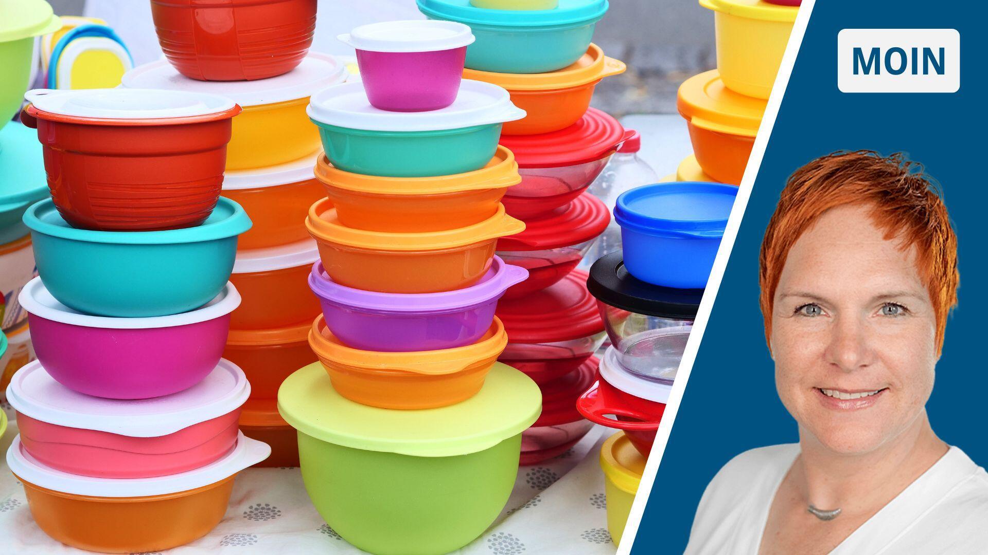 Tupperware steht in an einem Marktstand.