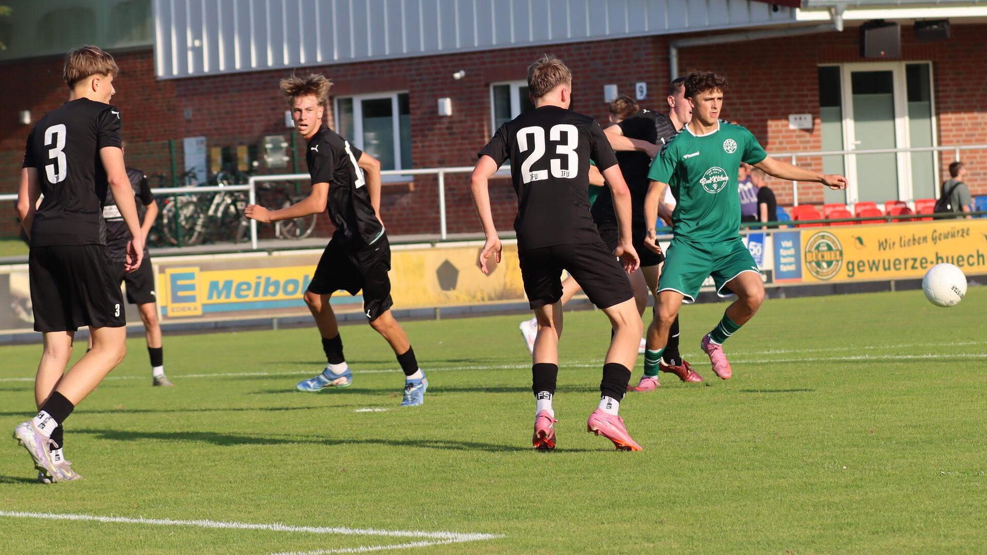U17 des VfL Sittensen wirft A/O/B/H/Heeslingen aus dem Pokal Turbulenz im Strafraum von A/O/B/H/Heeslingen, aber der Sittenser Bela Tietz (rechts) kann daraus keinen Nutzen ziehen. Später gelang ihm das 1:1 für Sittensen.