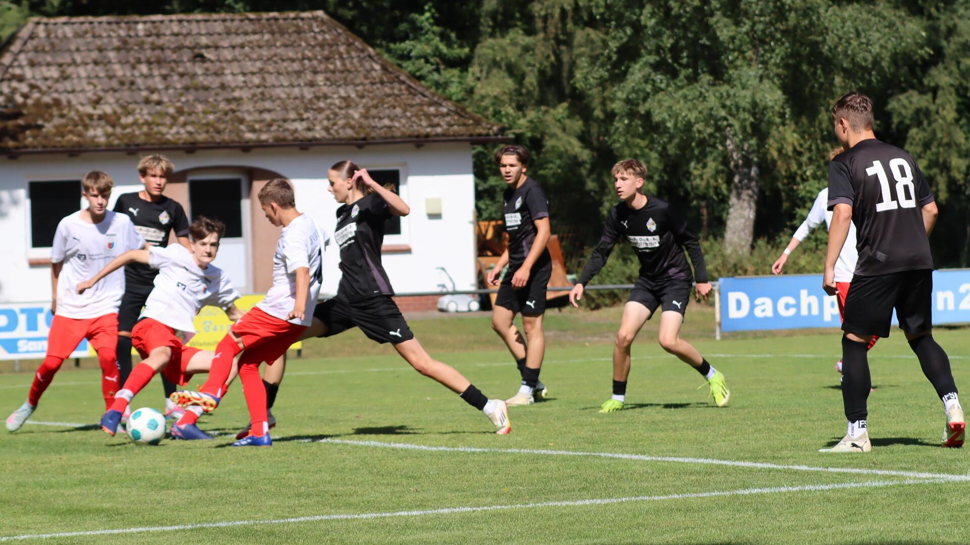 Turbulenz im Strafraum von D/A & Stade, aber der Ball kann von den Gästen geklärt werden. In Oldenburg wollen die Schützlinge von Trainer Syuleyman Shakirov im Abschluss erfolgreicher sein.