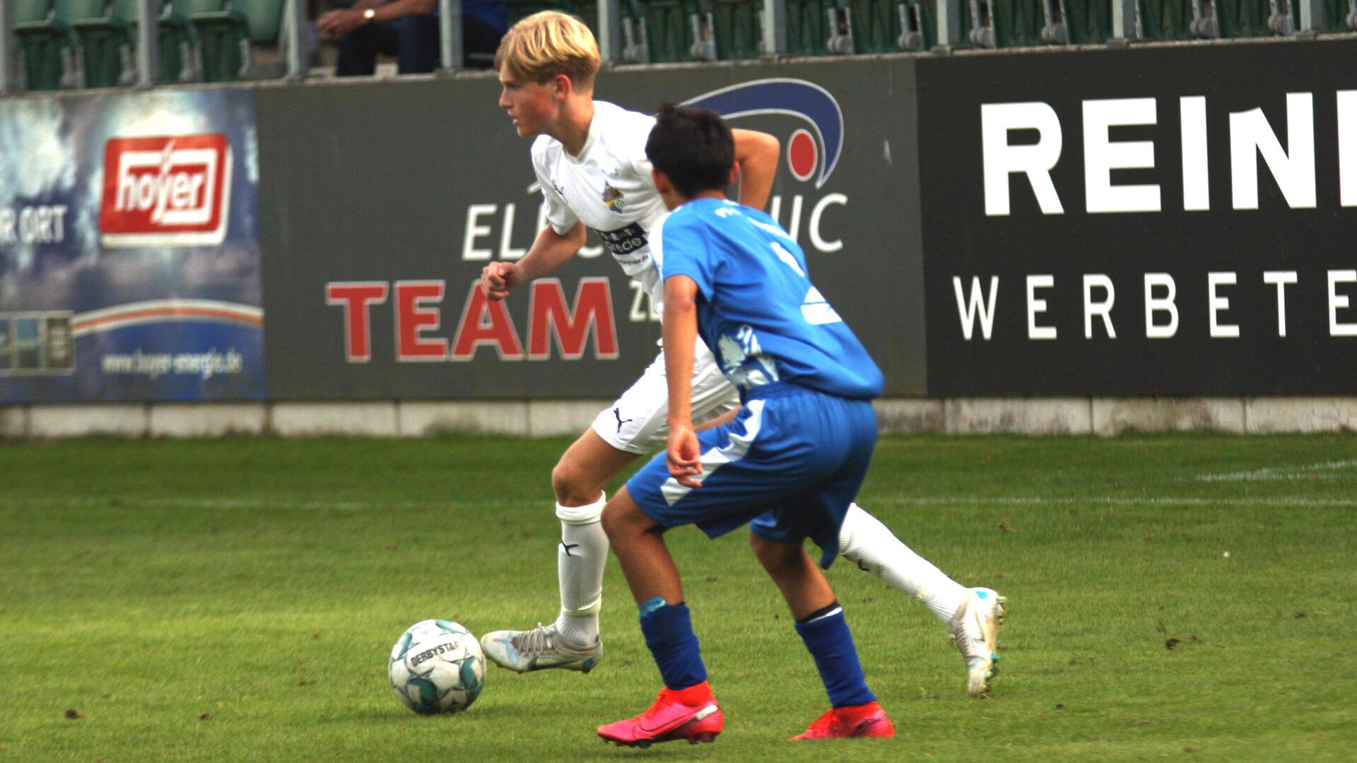U19-Talent Tjade Motzkus (hinten) feierte sein Oberliga-Debüt und wusste dabei mit und gegen den Ball zu gefallen.