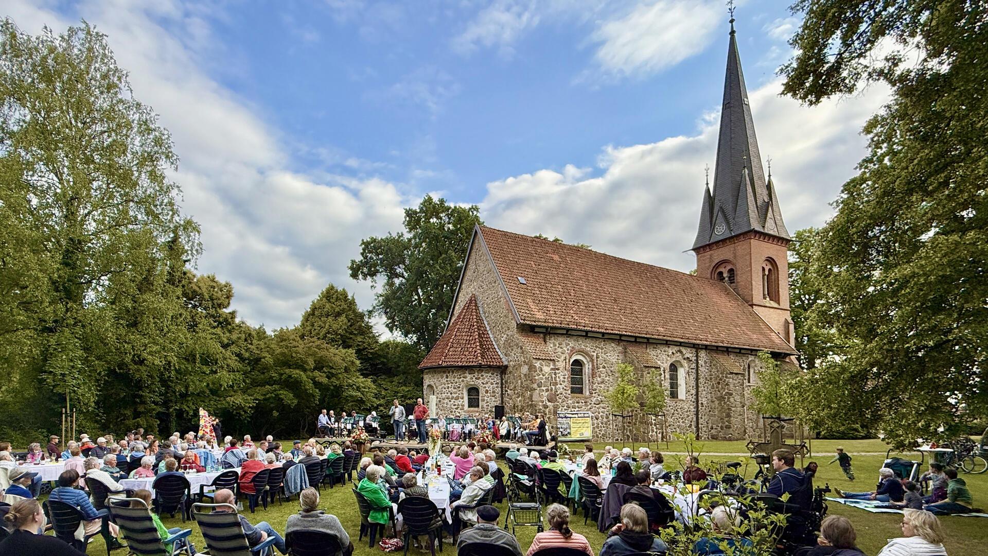 Ein Blick auf das Publikum beim „Midsommarfest“ 2025 in Heeslingen. 