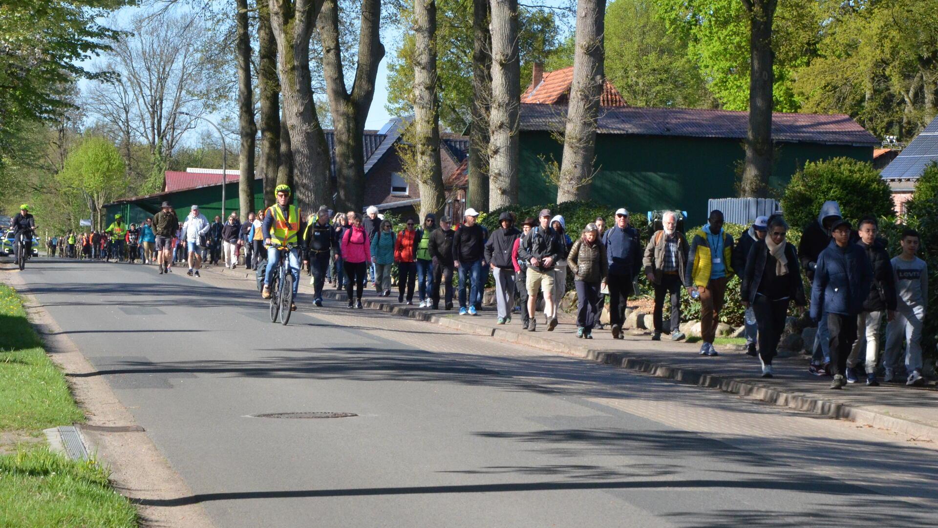 Über 200 Menschen machten sich am Sonntag in Oerel auf den Weg nach Sandbostel. In Bremervörde sind noch viele weitere dazugekommen.