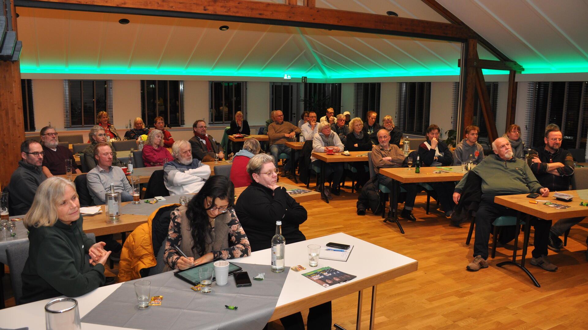Über 40 Interessierte folgten der Einladung des Bremervörder Grünen-Ortsvereins zum Info-Abend unter dem Motto „Klimaschutz ist Küstenschutz" im Oste-Hotel.